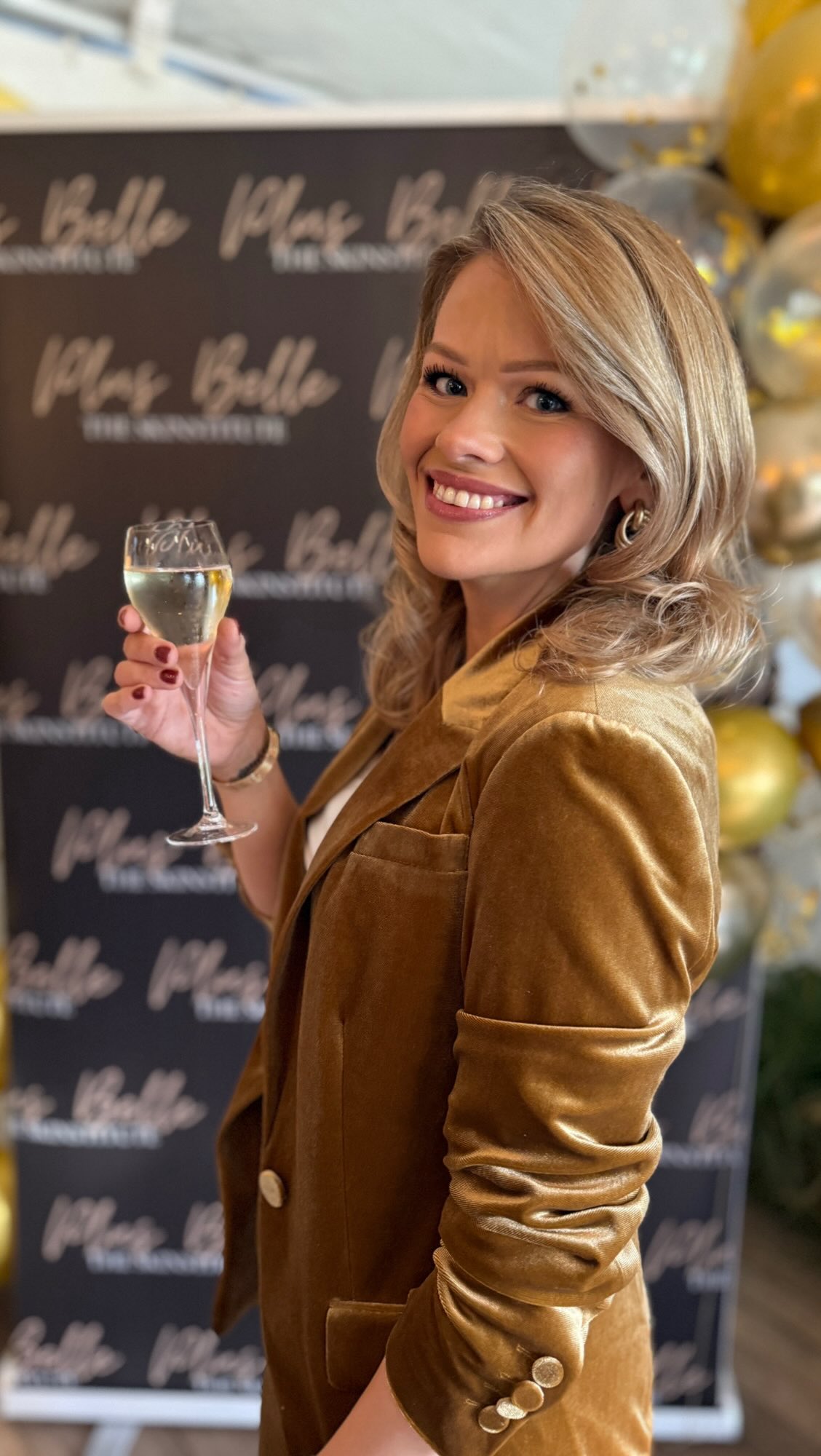 WAT EEN ONVERGETELIJK WEEKEND! ❤️
_________
Met meer dan 100 fantastische mensen vierden we samen het 5-jarig bestaan van Plus Belle! Een mijlpaal die ik met zoveel trots, dankbaarheid en liefde koester. ✨
We genoten van heerlijke hapjes, bubbels en gezellige babbels, maakten kennis met de nieuwe Gift Sets van IMAGE Skincare, hadden leuke winacties, deelden exclusieve kortingen én blikten samen terug op de mooiste momenten van de afgelopen vijf jaar. 💫
Maar wat dit weekend écht zo bijzonder maakte, waren JULLIE! 🥰
Jullie aanwezigheid, jullie warme woorden, de mooie vriendschappen die in de loop der jaren zijn ontstaan, en vooral het vertrouwen dat jullie in mij en in Plus Belle hebben, dat betekent alles voor mij. 🥰
Dankjewel om samen met mij te blijven groeien, om te geloven in wat ik doe, en om van Plus Belle te maken wat het vandaag is.
Dus duizendmaal dankjewel, glowgetters! Op naar nog vele stralende jaren samen! ❤️✨
__________
💌 info@plusbelletheskinstitute.be
🛍 www.plusbelletheskinstitute.be/webshop
📱 0474/88.29.16
📅 Enkel op afspraak
🌎 www.plusbelletheskinstitute.be
📍 Oosterzele, België
________
#imageskincare @imageskincarebenelux @marie_imageskincarebenelux @imageskincare #launchparty #5jaarplusbelle #dankbaar #oneindigveelliefde #timeflieswhenyourehavingfun #mijnpassie #mijndroom #keepongoing #thebestisyettocome #orthomoleculairehuidspecialist #huidverzorging #huidspecialist #huidexpert #huidverzorgingsproducten #huidadvies #huidverbeteringsinstituut #huidverbeteringopmaat #plusbelle #oosterzele