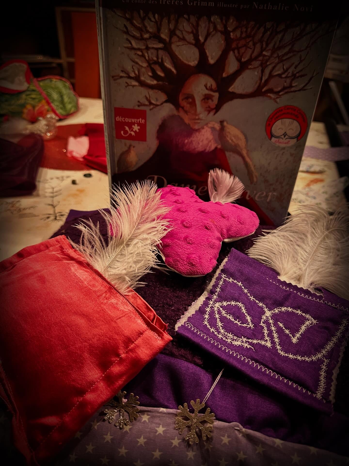 Les premiers édredons de Dame Hiver ❄️ sont cousus de frais.
La prairie de fleurs commence à se dessiner mais va peut-être changer.
Un challenge de créer un #tapisnarratif à la hauteur du superbe album de @nathalienovi
#couture #contes #histoires #contesdegrimm #damehiver #frauholle #coudreetbroder