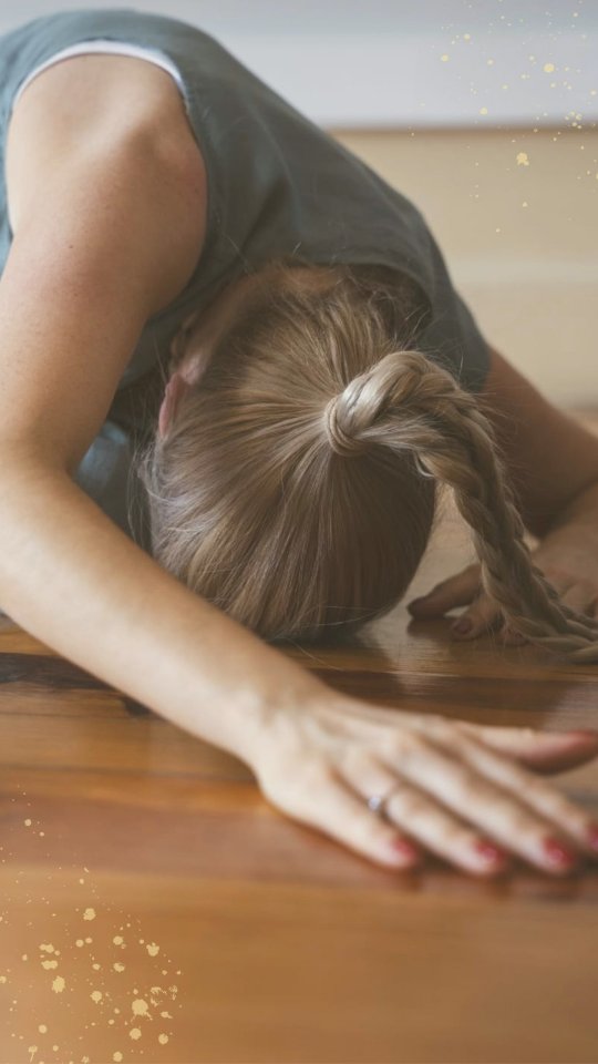 Quando o Corpo se entrega...
a Alma fala! 💎
Há gestos que nascem do silêncio.
Movimentos que não vêm da vontade, mas da escuta.
Aqui, o corpo deixa de ser forma…
e torna-se linguagem.
É nesse instante que algo se abre,
um portal entre o visível e o invisível,
entre o que somos e o que ainda não sabíamos ser.
Movimento Consciente & Dança Expressiva: um caminho da presença, da escuta e da alma.
Movimento Terapêutico: um caminho do sentir, do aprofundamento e da transformação.
Com Amor, 🩷
Lisa Bompastor
📸 @cristianaeiras
Reels por @mamynoguchi 🙏🏻
Agenda:
Especialização em Movimento Terapêutico
5a edição / Porto
Janeiro de 2025
Link na bio
#movimentoterapeutico #dançaterapia #movimentoconsciente #presença #escuta #corpoealma #psicoterapiaexpressiva #lisabompastor
