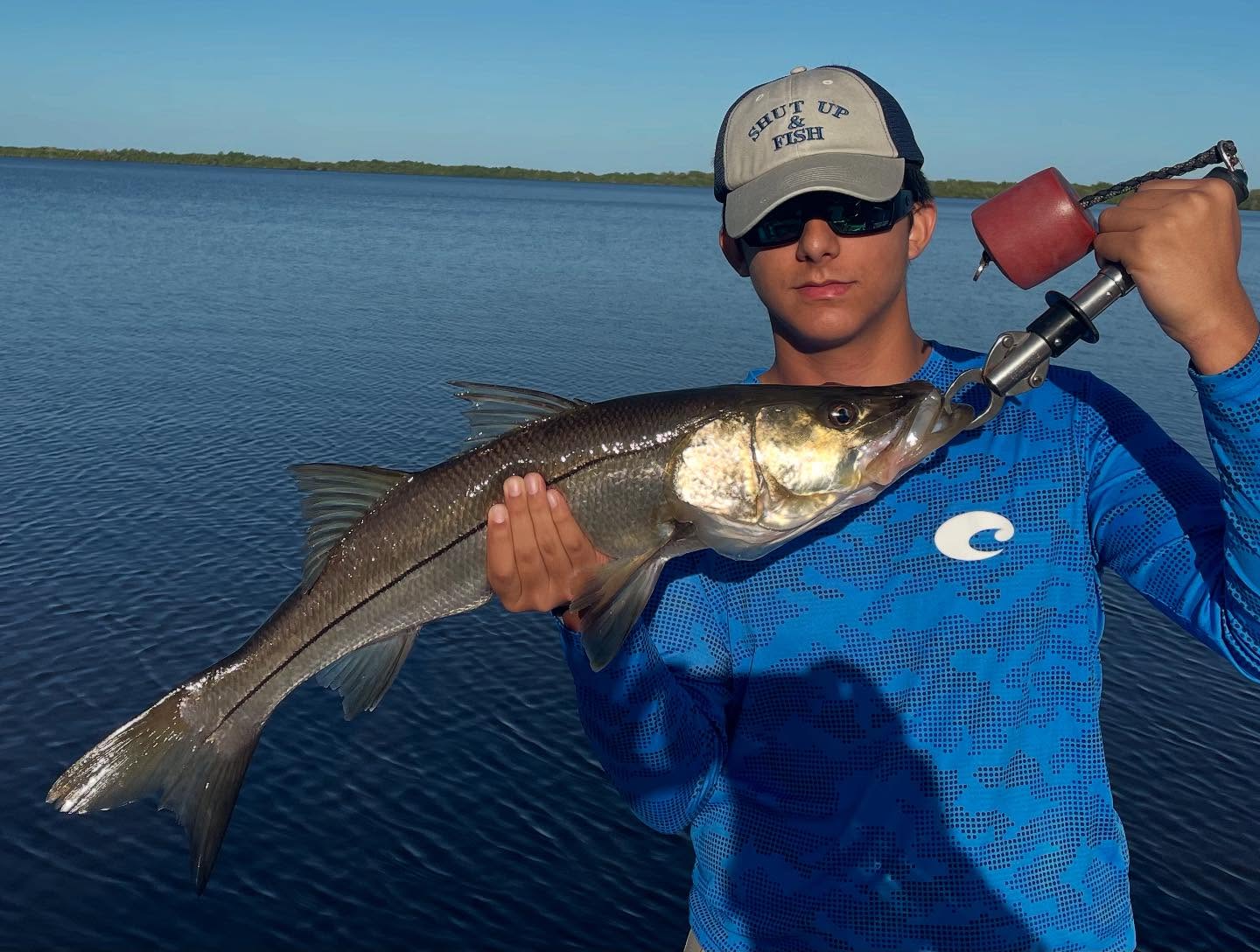 sometimes a trip comes together quickly! On this trip I chose to stay near outgoing waters, and the gulf. And it paid off, Andy hoisting a nice #slotsnook one of many great catches on this morning. We closed with a two boat limit of #redfish , a slot #snook, and a mixed bag of #snapper The weather is beautiful and the fish are bitting Come’on 📲 305-778-5342 Let’s get after em’ #a2fishingcharters #irtreels #cajuncustomrods #donnmarpliers #reelfishyapparel #tfoflyrods #palmythgloves #fourhorsementackle #captainspreferredproducts #fortressmarineanchorsusa