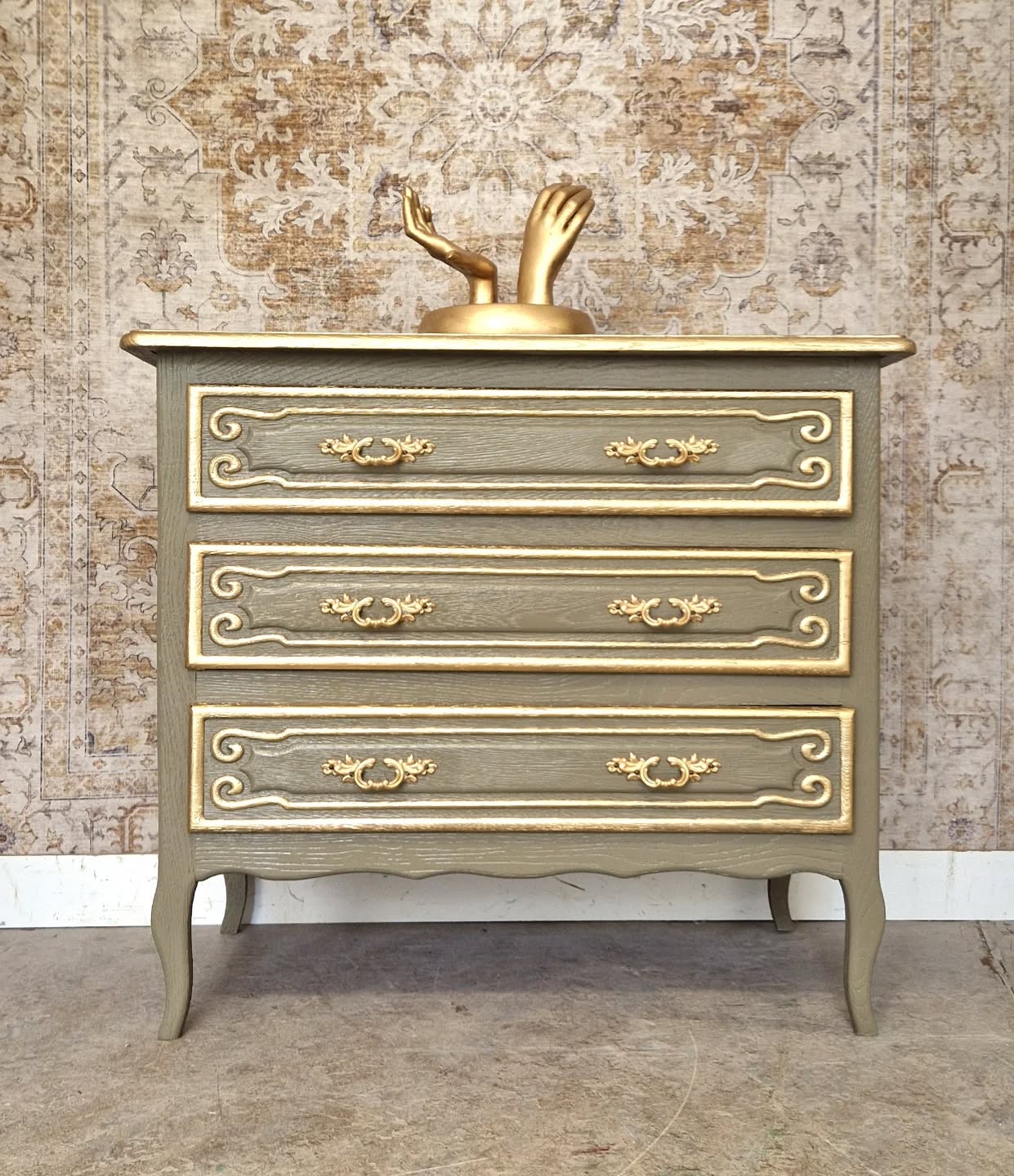 Vintage Franse ladekast in taupe met gouden details – handgeschilderd.
#flipfurniture
#redesign #minadonyavifurniture #loveit