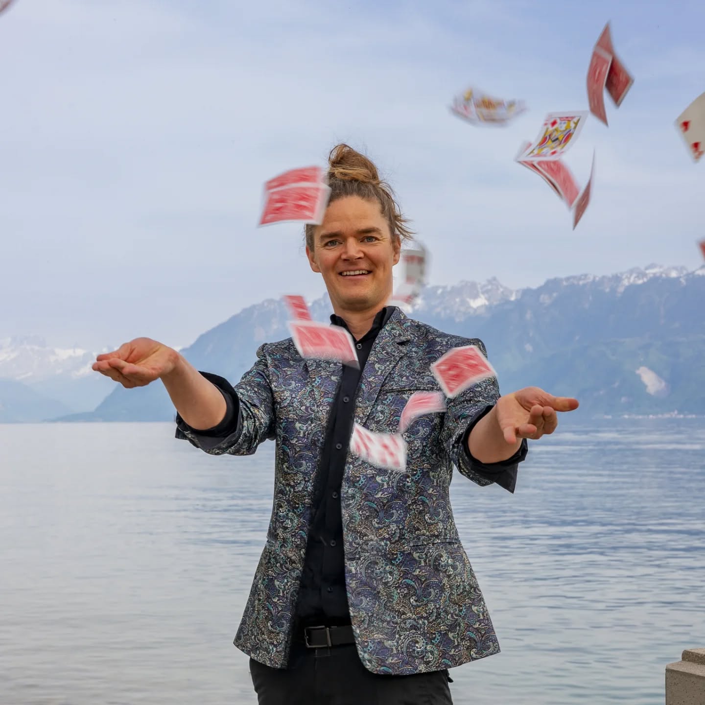 Envie d’une animation originale pour vos événements ?
👉 Magie close-up pour vos invités
👉 Spectacle magique pour enfants (idéal pour Noël)Faites entrer la magie dans vos fêtes !#magie #magiciensuisse #magicien #magiciensuisseromande #closeupmagic #evenementiel #fêtenoël #evenementsuisse