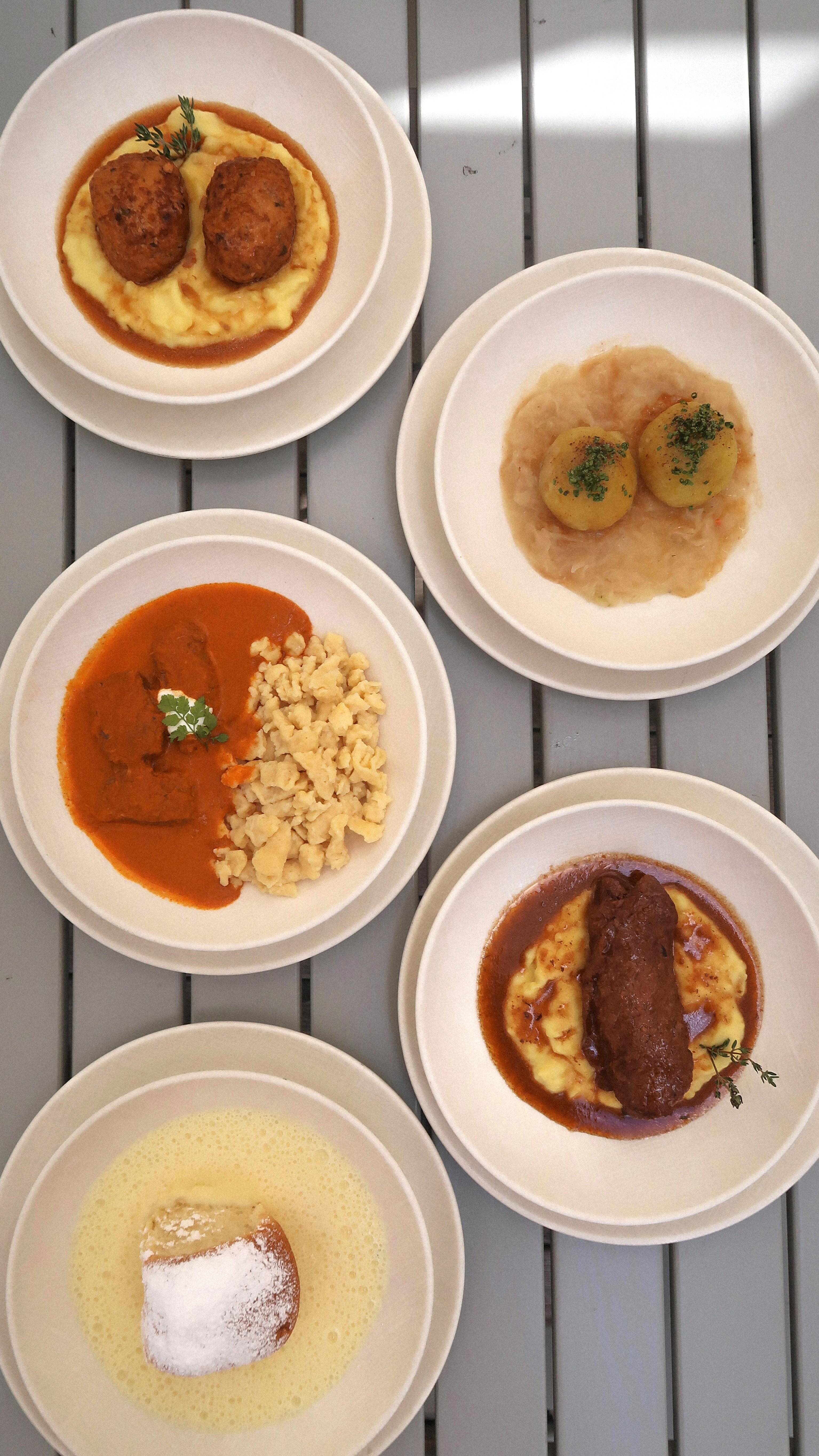 Die Wiener Küche ist mehr als ein Geschmack - sie ist Kindheit, Geschichte und Herz. ❤️
Andi verrät, warum sie für ihn einzigartig ist. 🥰
#SchlossSchönbrunn #kochen #Restaurant #RestaurantWien #Wien #WienerKüche #AndiWojta