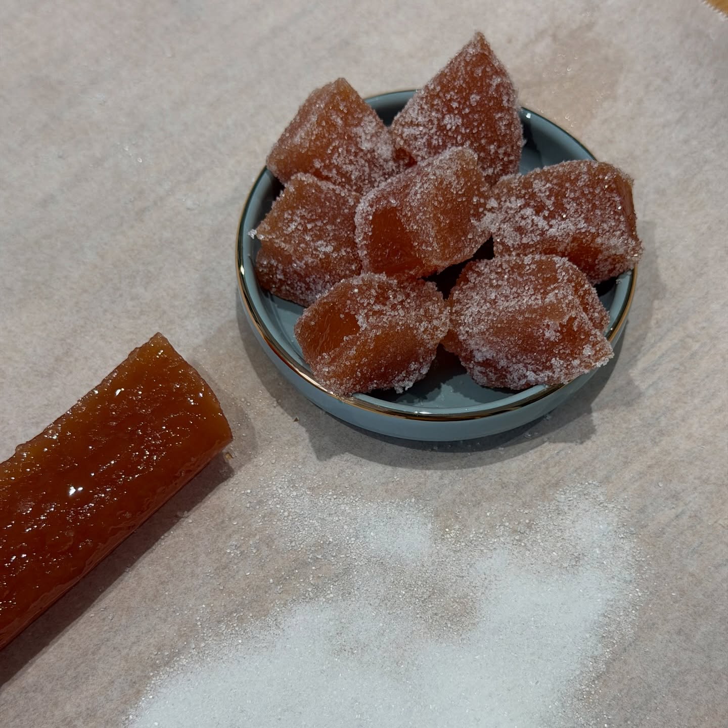 🍂✨ Un week-end gourmand et 100% maison ! ✨🍂
Ce week-end, nous avons transformé la pulpe de nos coings en une délicieuse pâte de coings, après avoir concocté notre fameuse gelée maison. Deux recettes 100% artisanales, réalisées avec des fruits de saison, cueillis à maturité pour vous offrir le meilleur de l’automne.
🍯 À déguster lors de vos petits déjeuners au Logis des pinces maillées : une touche sucrée et fruitée pour commencer la journée en douceur.
🌿 Chez nous, tout est fait maison, avec amour et respect des saisons.
#FaitMaison #ProduitsDeSaison #Gourmandise #Automne #Doubs #ChambreDhôtes