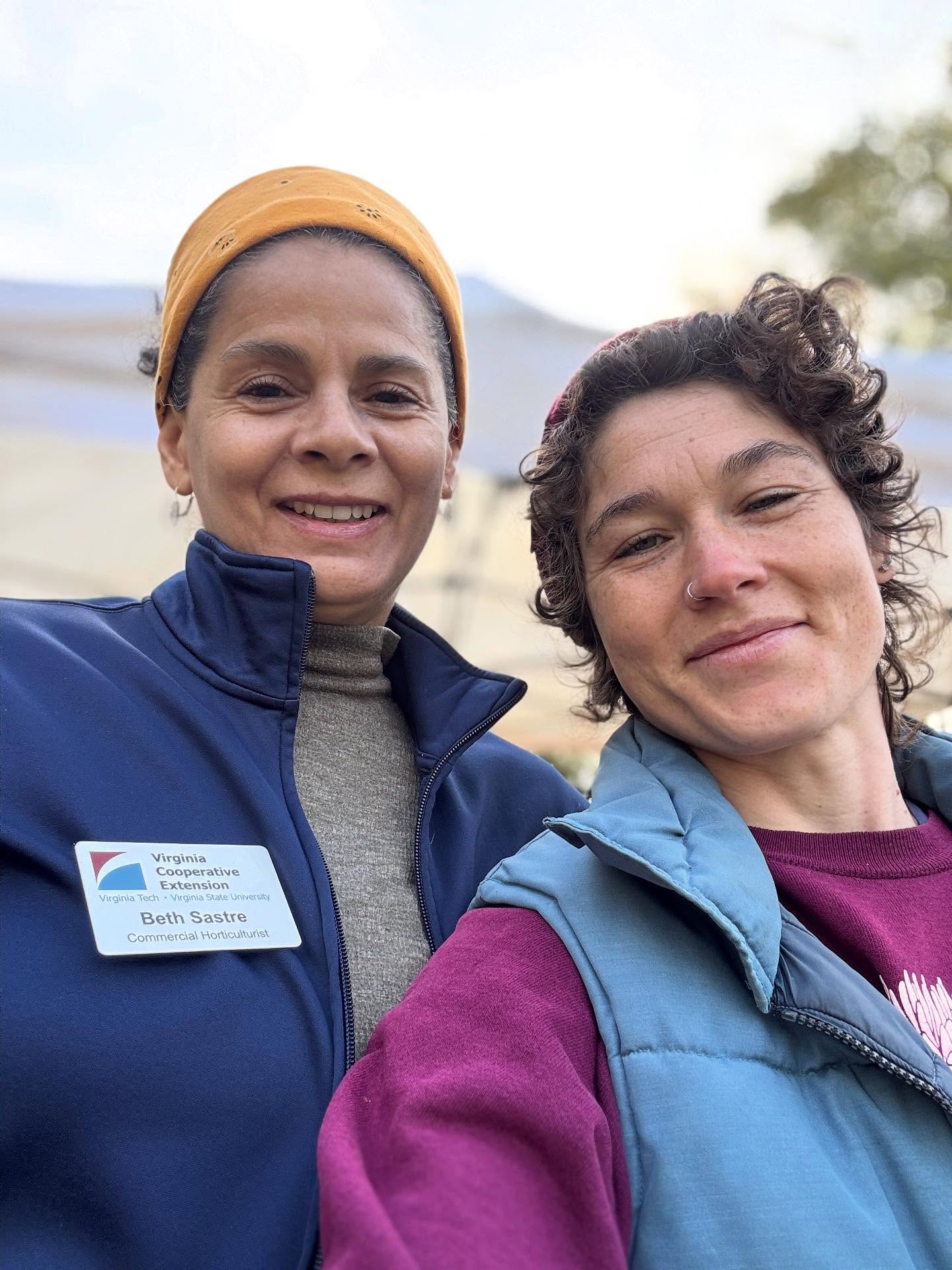 Beth Sastre with @vceloudoun is keeping me company today for 10-1 for the #loudounfarmtour ! Come see us and ask us your horticulture questions!!!
Far Bungalow is a commercial wholesale cut flower farm ! We sell flowers to florists throughout the DMV through our wholesale coop @rockandriverflowers
Grab some flowers on your way home! We have flower diapers!
@loudounvafarms #flowerfarmer #localflowers #dahliaseason #seasonalflorist