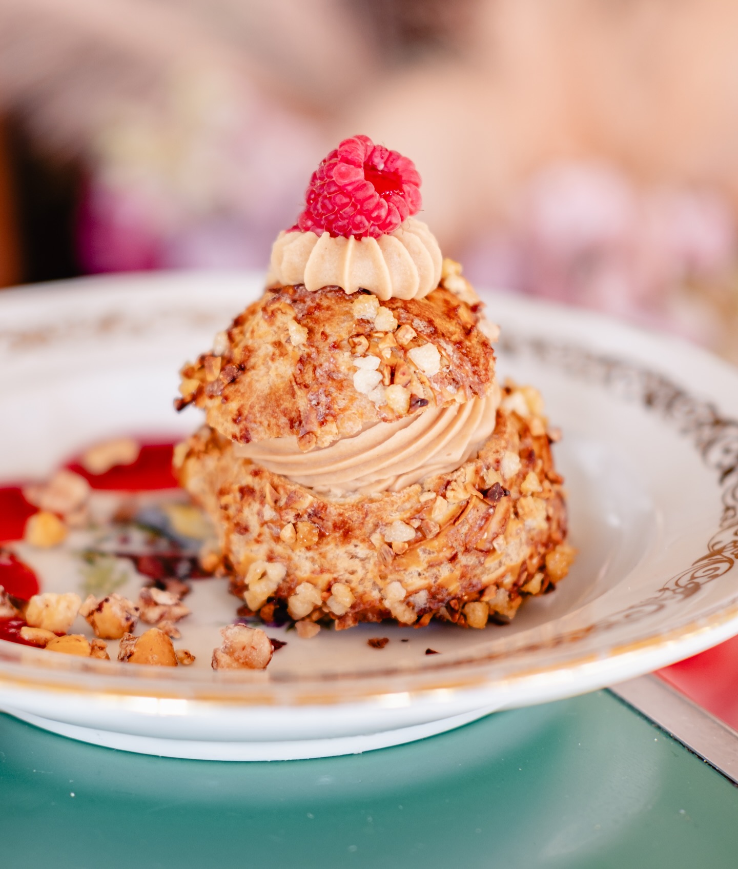 📣 Le dessert du jour : le Chou Praliné 🤎.
Accompagné d’un concassé de noisettes et d’un coulis de fruits rouges 🍓.
Croustillant, fondant, ultra gourmand… une pure douceur 🤤.
~
𝑳𝒂 𝑵𝒐𝒏𝒏𝒂, 𝒗𝒐𝒕𝒓𝒆 𝒕𝒓𝒂𝒕𝒕𝒐𝒓𝒊𝒂 𝑺𝒂𝒃𝒍𝒂𝒊𝒔𝒆
💛 Mer → Dim I ❌fermé lun & mar
🍕 PIZZE aussi disponibles à emporter (lien du Click & collect en bio) !
#nonna #nonnalesables #lessablesdolonne #vendee #vendeetourisme #restaurant #restaurantitalien #italianfood #food #foodies