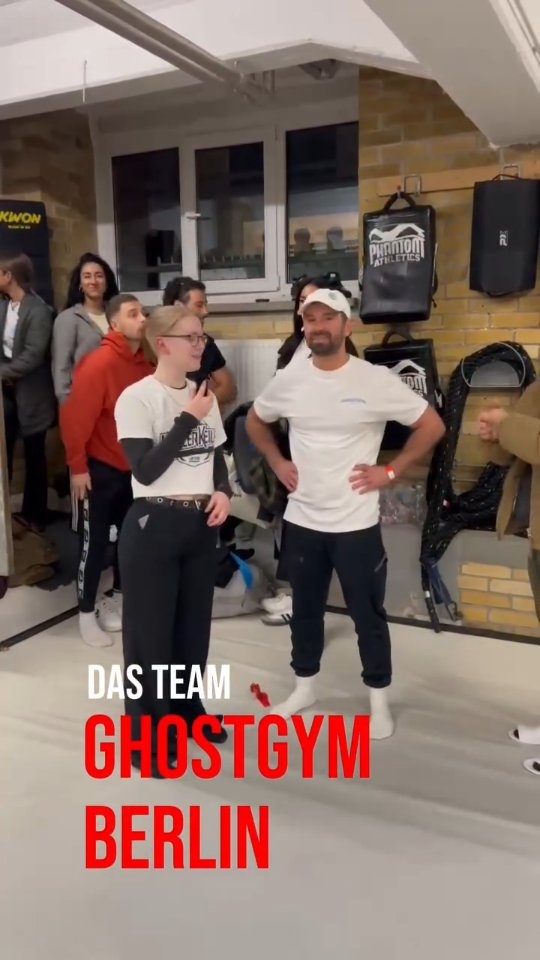 Auch die Teams und Zuschauer sorgten für Stimmung. 🔥Wie die Leute vom @ghostgym_, welches mit 4 Kämpfen ein toller Teil des Events waren🥊
#fightevent #mma #interview #fight #fighting #k1 #kickboxing #team