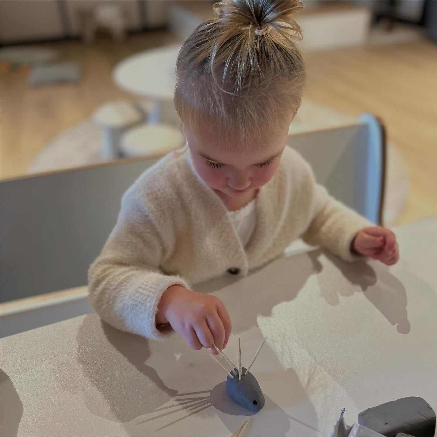 Kleine handjes, grote herfstavonturen 🍁 Egeltjes van klei maken en de blaadjes netjes opvegen, echte kabouterklusjes! 🍂🍄