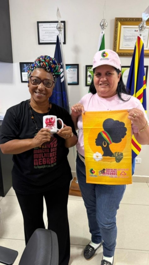 ✊🏿✨ SINDMASSA MS APOIA A 2ª MARCHA DAS MULHERES NEGRAS!
O SINDMASSA MS orgulhosamente declara seu total apoio à 2ª Marcha das Mulheres Negras, que acontecerá no próximo dia 29 de novembro, em Brasília.
Este ano, a marcha celebra 10 anos da primeira mobilização histórica e traz o poderoso lema: "Por Reparação e Bem Viver".
É um chamado à ação contra o racismo, a violência e pela construção de políticas públicas que garantam a reparação histórica e uma vida digna para a população negra.
Neste vídeo, o companheiro Fábio Bezerra Diretor do SINDMASSA MS e (CUT-MS), ao lado de representantes do Comitê Popular do MS (@comite.ms.mulheres) e da diretoria do Sindicato, reforçou a importância deste movimento.
Ele destacou que esta marcha, de caráter internacional, é fundamental para "reafirmar a nossa importância na sociedade brasileira" e para lutar pela ocupação de espaços de poder e decisão.
O SINDMASSA MS, como entidade que representa os trabalhadores, compreende que a luta antirracista é parte essencial da luta por uma sociedade mais justa, igualitária e por melhores condições de trabalho para todos.
Apoiamos e marchamos juntos por reparação, por respeito e pelo bem viver de todas as mulheres negras!
#SINDMASSAMS
#MarchaDasMulheresNegras2025
#2MarchaDasMulheresNegras
#PorReparaçãoEBemViver
#VidasNegrasImportam
#MulheresNegras
#LutaAntirracista
#MatoGrossoDoSul
#Brasília
#25deNovembro
#TrabalhadoresDaAlimentação
#CUTMS
#ComitePopularMSMulheres
#IgualdadeRacial