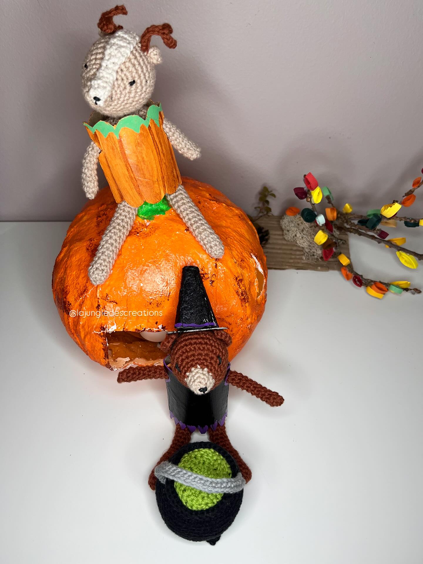 DIY – The Cuddly Toys Dress Up
It’s been a few months now since the kids got their little cuddly toys (thanks to the amazing patterns by @annab.crochet.shop ).
And for Halloween, I thought it would be fun to make them some costumes! 👻
It’s super simple: a toilet paper roll as a base for the dresses, a bit of cutting, a bit of painting, and that’s it! 🎨✂️
For the witch’s hat, I just cut a cone out of an egg carton and a circle of cardboard, painted and glued them together. Then I added a little elastic band so the hat stays perfectly on the toy’s head!
If your little ones have small cuddly toys, this is such a quick and fun craft to try. You can create all kinds of outfits depending on the season and imagination!
👉So, what do you think?
What should be their next costume?
—
DIY – Les doudous se déguisent
Cela fait maintenant plusieurs mois que les enfants promènent partout leurs petits doudous (grâce aux super patrons de @annab.crochet.shop ).
Et pour Halloween, j’ai eu envie de leur préparer… des costumes ! 👻
C’est tout simple : une base en rouleau de papier toilette pour les robes, un peu de découpage, un peu de peinture, et le tour est joué ! 🎨✂️
Pour le chapeau de sorcière, j’ai simplement découpé un cône dans une boîte à œufs et un cercle en carton, puis je les ai peints et collés. Un petit élastique, et le chapeau tient parfaitement sur la tête des doudous !
Bref, si vous avez des doudous de petite taille, c’est un bricolage rapide, drôle et plein de possibilités. On peut imaginer une foule de déguisements selon les saisons et les envies !
👉Alors, vous validez ?
Quel sera le prochain costume, à votre avis ?
—
Paints from @panduroofficial @panduro_granbystaden
—
#defidesmainscreatives #recyclemeplay #recycleandplay #tprollcrafts #halloweencraft #pysseltips #halloweenfuncrafts #halloweenpyssel #återbrukspyssel #crochet #panduro #amigurumi