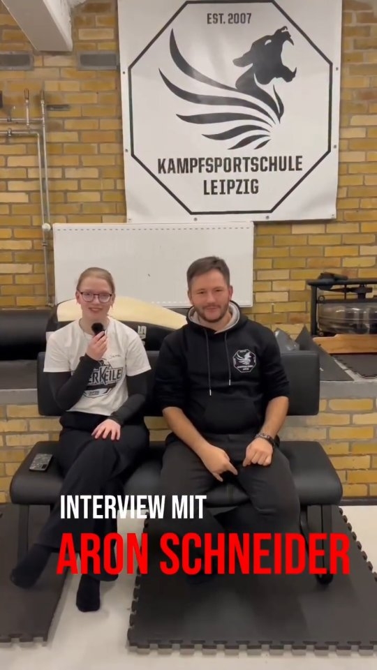 Wer natürlich nicht vergessen werden darf ist Aron Schneider @aronvvj der Besitzer der @kampfsportschule_leipzig und Mitorganisator unseres Events.🥊
Ohne ihn gäbe es auch die kellerkeile nicht!
#fightevent #mma #interview #fight #fighting #k1 #kickboxing #team