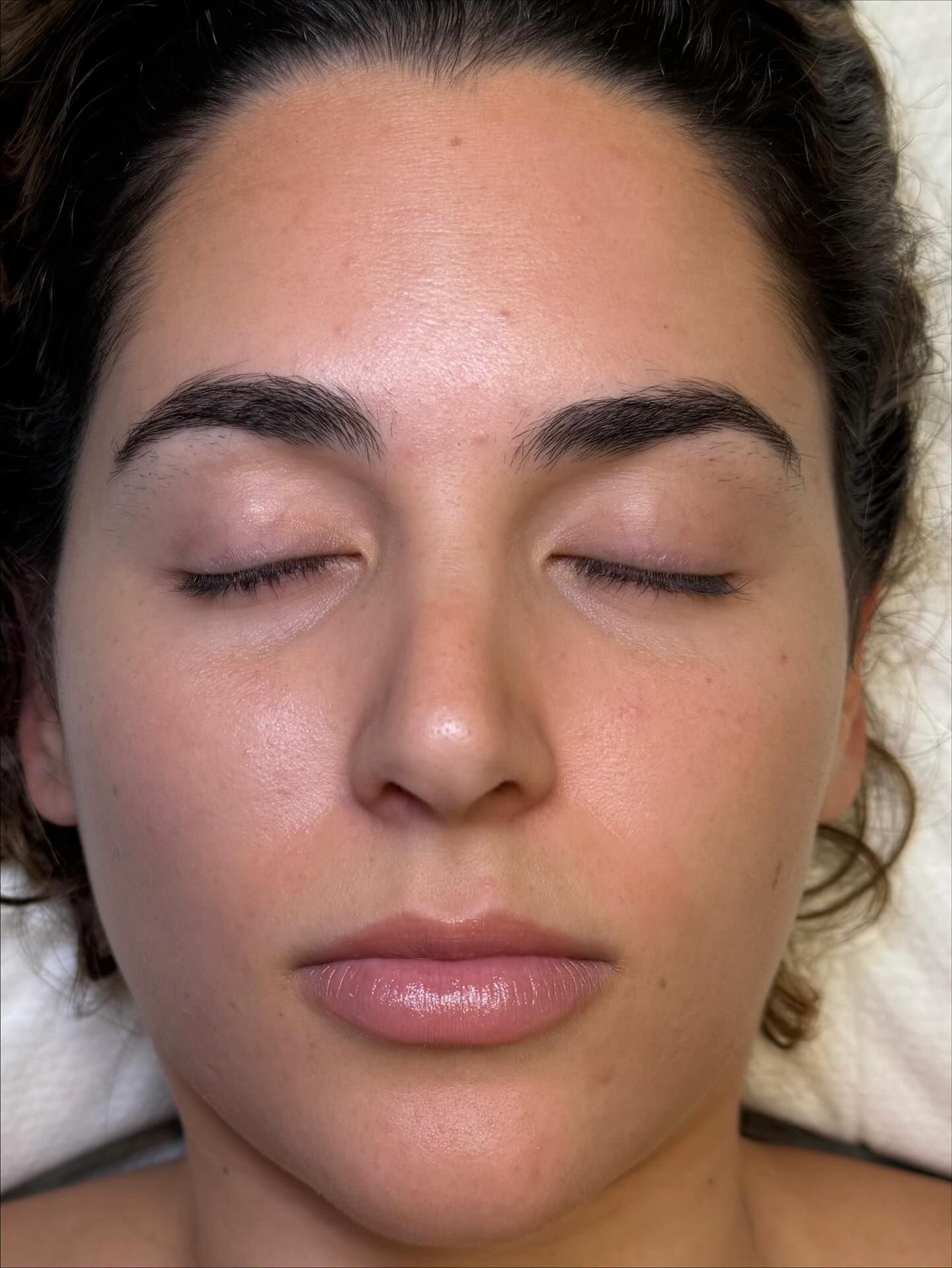 Often the fast/cheap threading that is readily available rarely focus on symmetry which is what’s happened here to these gorgeous brows.
Regular threading appointments have left one brow very rounded and the other super angular. My new client was becoming self conscious of this so during a BROW 101 I showed her how to measure and maintain her brows on her own to give them let grow out for a bit so we can achieve perfect symmetry, permanently.
Today I reshaped both by tweezing and filling in any sparse areas to achieve symmetry using @anastasiabeverlyhills Ebony Brow Wiz and a light touch.
There’s still time to perfect your shape before the end of the year so book you BROW 101 today by calling 737.802.3199 or booking online for Nashville or Austin at www.KaraSanchez.com See you soon!