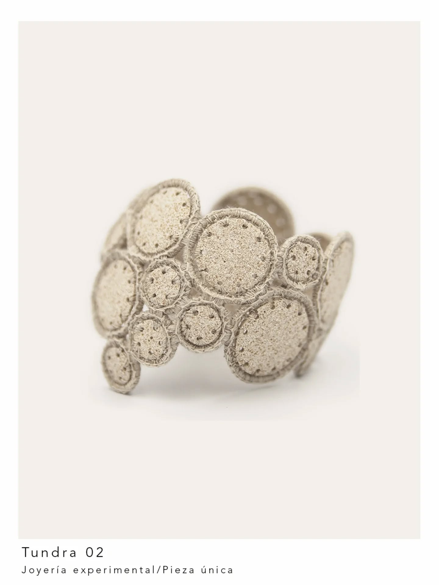 Tundra fue la segunda pieza seleccionada para el stand de @fundesarte comisariado por @labois_studio en @contemporaniabarcelona
Parte de técnicas tradicionales como el ganchillo y la elaboración artesanal de moldes unido a una exploración e investigación de nuevos materiales. Un enfoque que une tradición e innovación, en paralelo a una responsabilidad social y medio ambiental.
Una forma de crear de manera más consciente. Materiales que en lugar de contaminar puedan nutrir a la tierra tras su vida útil.
En el Craft Journal os cuento todos los detalles.
https://www.luciadegustin.com/post/contemporania
Tenéis el link directo en stories.
#altaartesania #contemporaniabarcelona2025
#luxurycraftsmanship #biomateriales
#materialesinnovadores