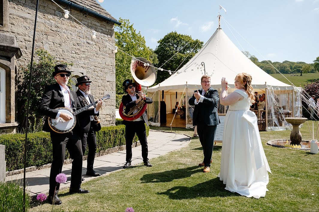 Blue skies, bright blooms, and the sounds of @grumpahmusic welcoming guests into the marquee for a charming “Jolly Ploughman” wedding breakfast.
The perfect summer setting!
Photographer - @olgajphotography
Venue - @heathylea.chatsworth
Band - @grumpahmusic
#greenfarmmarquees #itsawillsthing #heathyleawedding