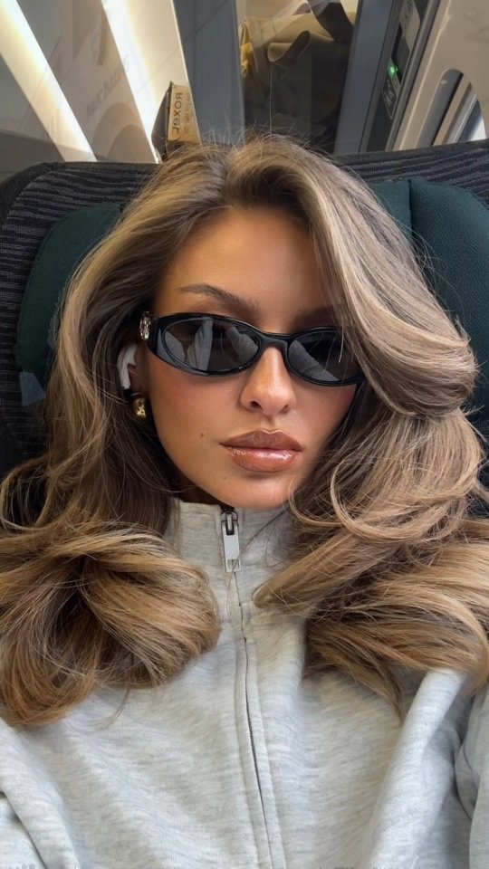 🍂 Fall 2025 is the season of side bangs & bouncy blowouts! ✨ There’s something about that swoopy, face-framing movement that feels flirty, timeless, and cozy all at once. Big volume, soft layers, and that perfect fall shine — yes, please 🤎💨
#FallHairTrends #BigBlowoutEnergy #SideBangsSeason #Ombrélage #LivedInLayers #BouncyBlowout #Fall2025Hair #EffortlessGlam #TheArtOfOmbrélage
Inspo pictures Via @pinterest