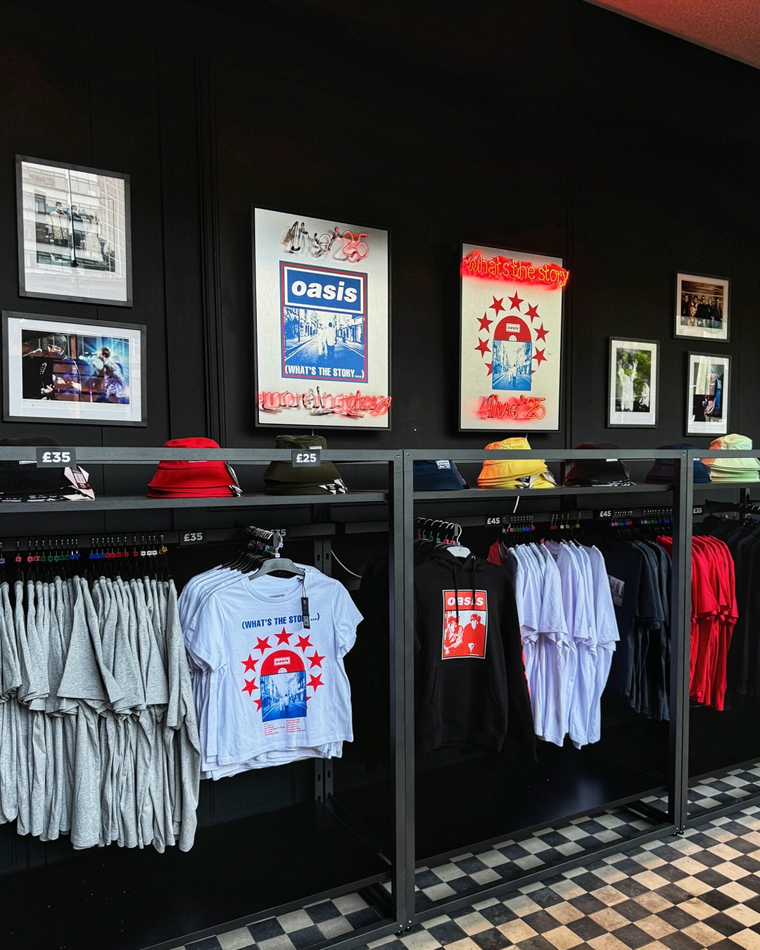 La Oasis manía está a punto de comenzar, y después de una larga espera @adidascl ya tiene una vista previa en su web la colección en colaboración con la banda. Disponible desde el 04 de noviembre en adidas.cl/oasis y en la tienda Adidas Originals MUT.
Pero eso no es todo. Desde el 06 de noviembre se confirma la apertura de la Fan Store oficial de Oasis Live ‘25 en el Mercado Urbano Tobalaba (MUT), con merchandising exclusiva de la gira. El acceso será con entrada liberada y si quieres asegurar tu visita y evitar aglomeraciones, la organización ha habilitado un sistema de inscripción previa en oasis.seetickets.com/content/ticket-options/
📌 MUT (Mercado Urbano Tobalaba) se ubica en  Apoquindo #2730, Las Condes (Estación Tobalaba)
📸 5: https://themanc.com/
#Oasis #OasisEnChile