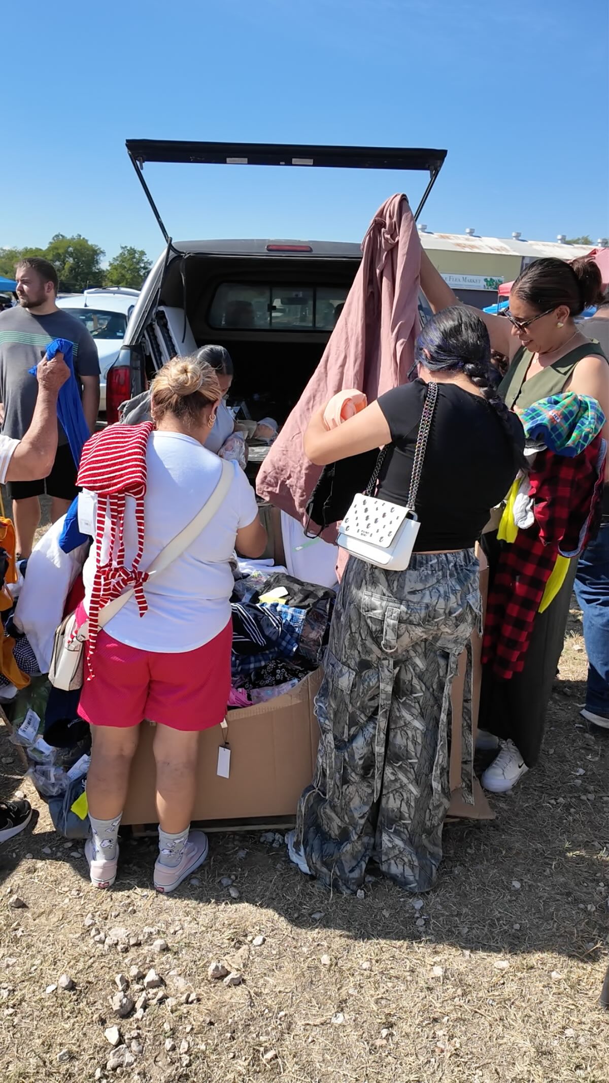 The change of the seasons calls for a wardrobe refresh! You don’t have to break the bank to build a fall look. Check out the Kyle Flea Market. Between hundreds of vendors every weekend, you’re sure to find the perfect pants, skirts, sweaters and jackets to transition effortlessly into our cooler months and save money while you do.
.
.
.
#wardrobeessentials #wardroberefresh #seasontransition #fallfashion #thriftedstyle #thrifted