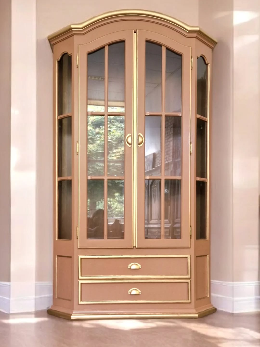 Real transformation!
#flipfurniture #trashtotreasure
#redesign
#recycling
Prachtige vitrinekast in zachte perzikkleur met elegante gouden accenten. Dit unieke, handgeschilderde meubel brengt warmte en luxe in elke ruimte. Perfect om servies, boeken of decorstukken met stijl te presenteren.