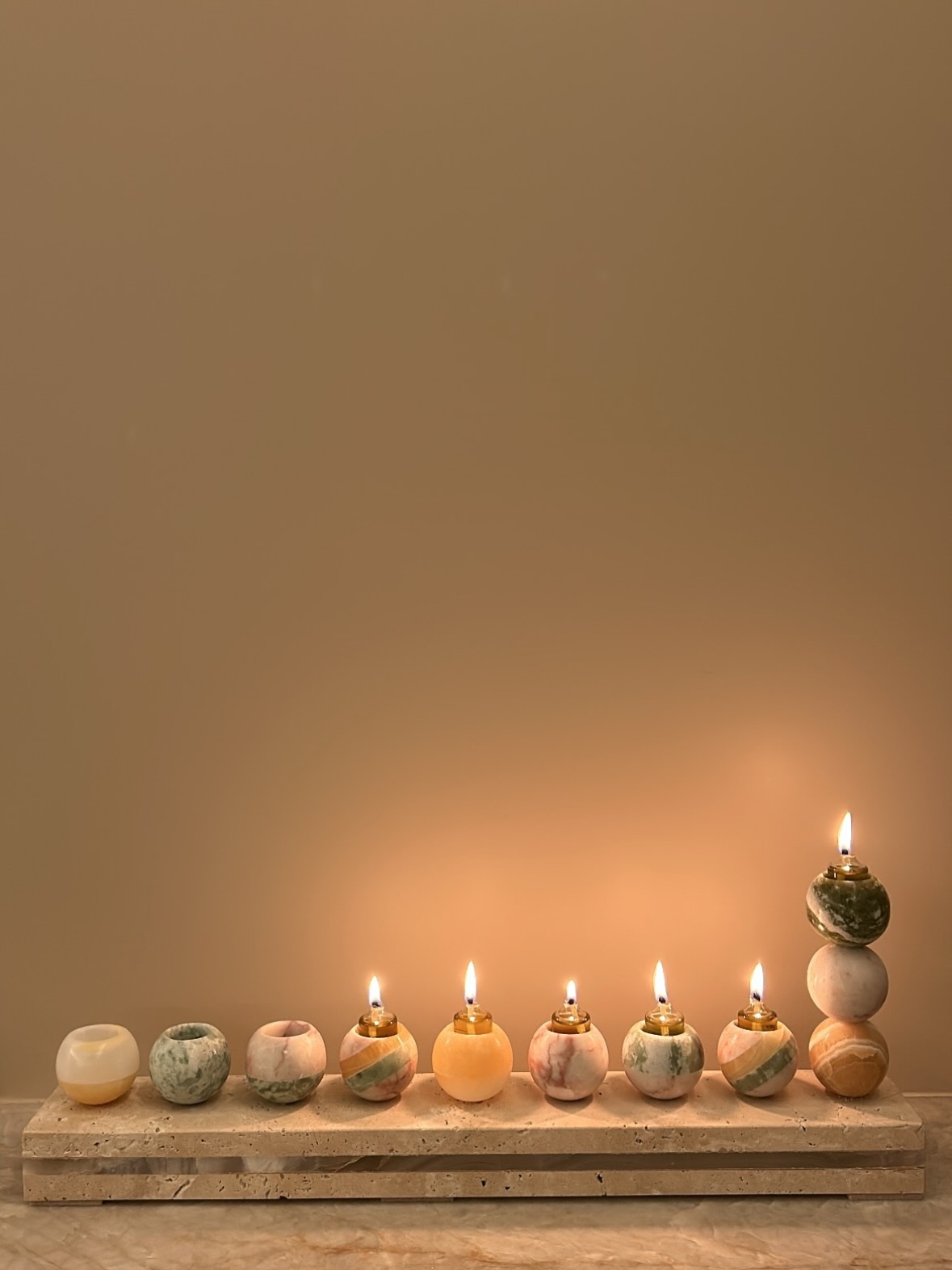 ✨ Lumière, matière, célébration.
La Hanoukia Color de Studio Gaïa réinterprète la fête des lumières à travers la transparence des pierres: onyx rose, vert, ambre, blanc laiteux…
Sous la flamme, les sphères s’illuminent comme des halos suspendus, entre rituel et sculpture.
Une pièce à la fois spirituelle et sensuelle, pensée comme un hommage à la lumière qui traverse la matière.
En stock, livraison worldwide - Édition limitée.
🕯️ Hanukkah, reimagined by Studio Gaïa.