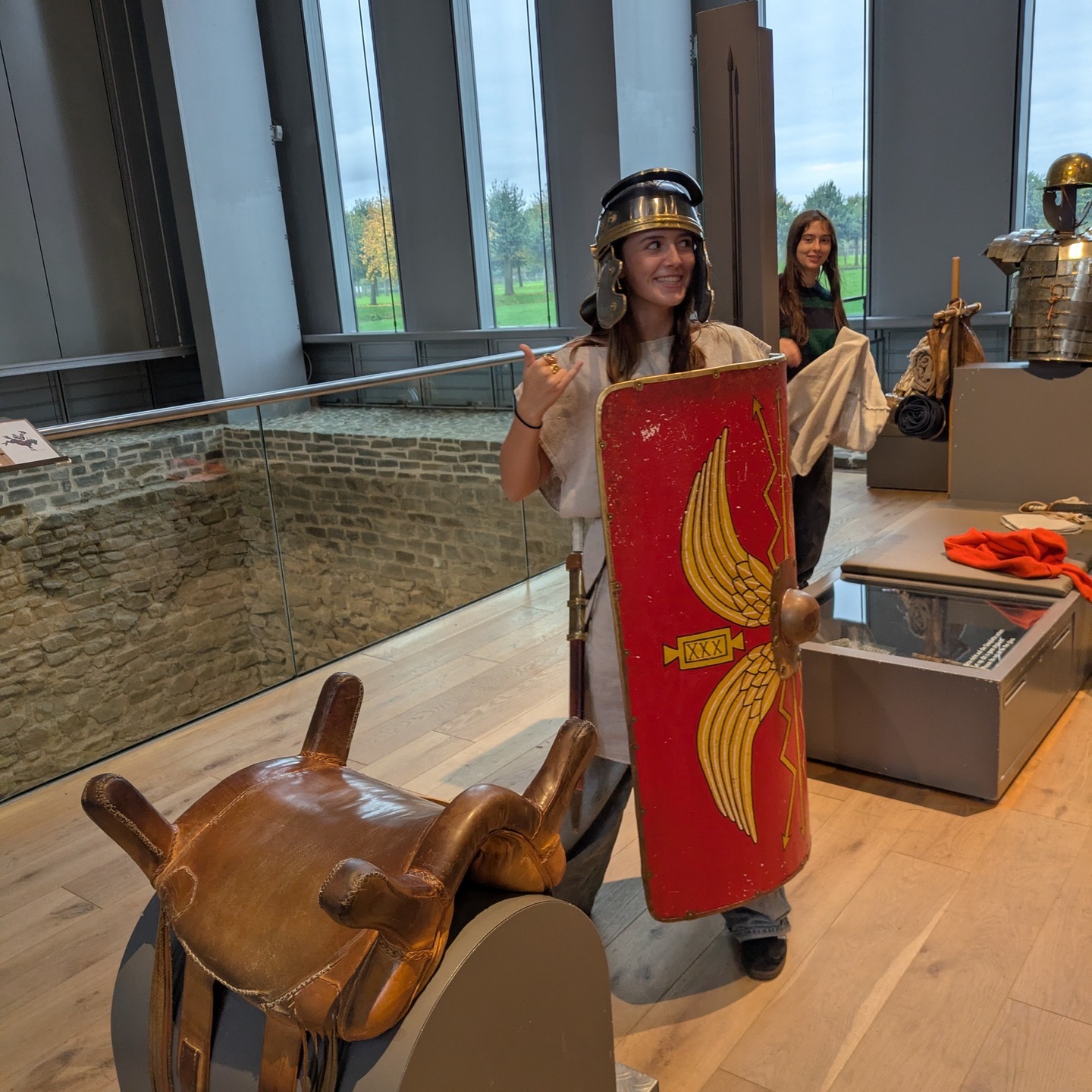 🇩🇪🏛️ De Latinisten in Xanten! 🏺
Onze Latinisten van het Einstein Atheneum trokken vandaag op ontdekkingstocht door de archeologische site van Xanten. Na een boeiend museumbezoek waanden ze zich echte Romeinen: badend in de thermen, strijdend in het amfitheater en offerend in de tempel (met als bonus… een sprong op het springkasteel 😄).
Een topdag vol geschiedenis, zon en plezier! ☀️