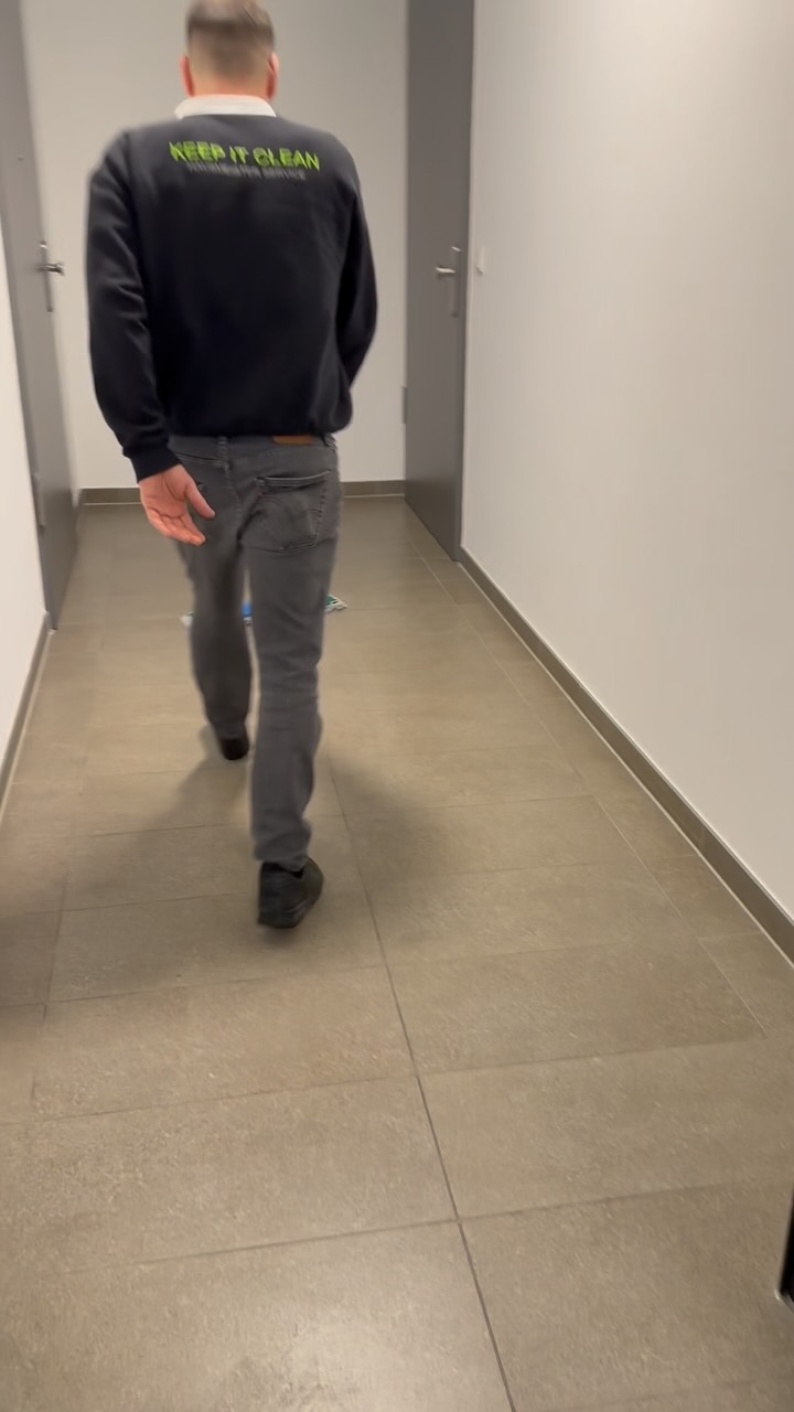 Monatliches Refresh im Team 🧽
Wir wischen schon immer nach der richtigen Methode – aber Wiederholung ist key!
So bleibt die Qualität top – für alle, auch die Neuen.#keepitclean #immobilien #hausmeisterservice #reinigung #cleantok