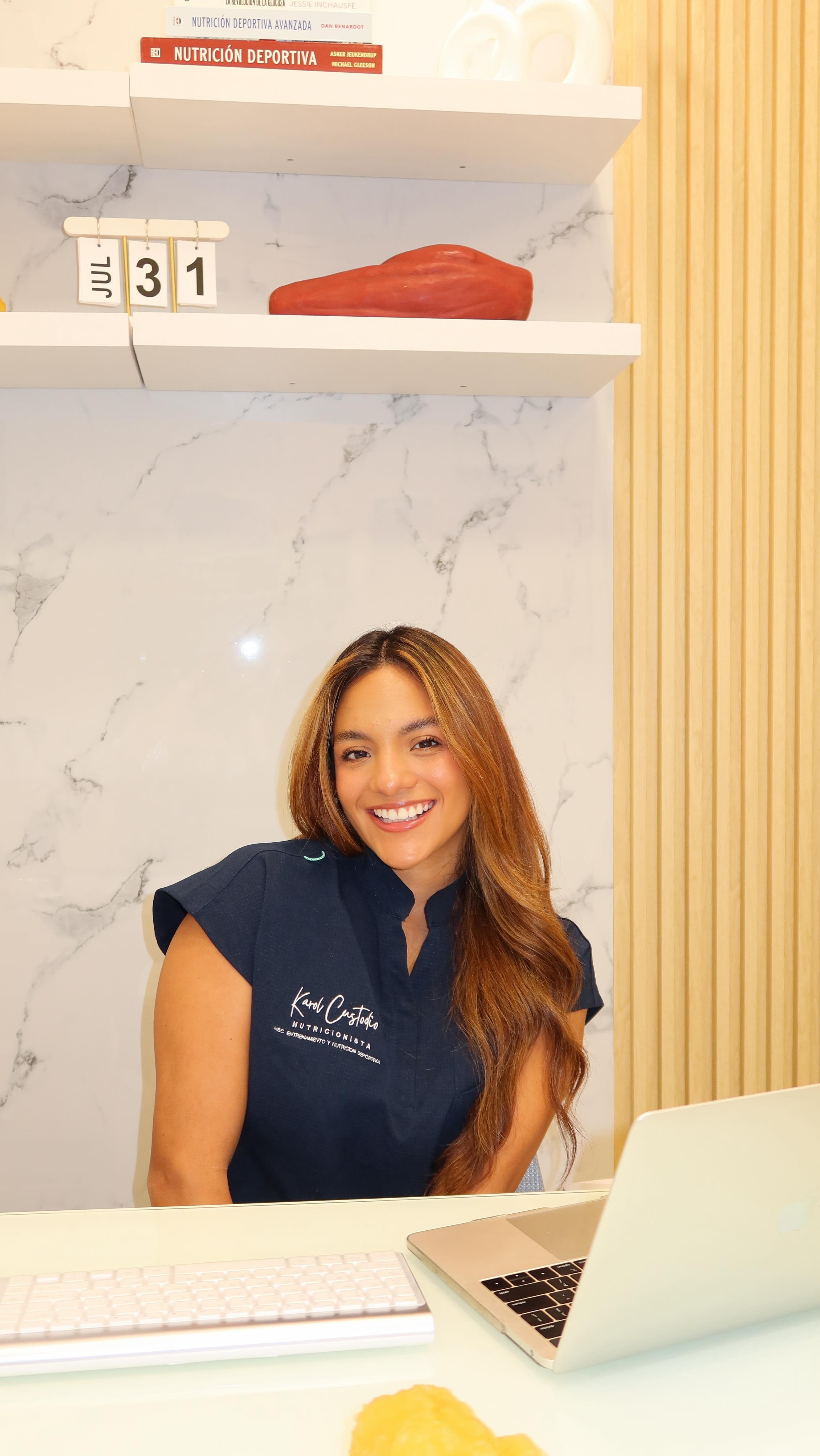 La verdad es que no hay una solución única: cada cuerpo, cada entrenamiento y cada objetivo requieren una estrategia personalizada.
Si quieres definirte, ganar masa muscular o perder grasa sin sacrificar músculo, necesitas un plan que se adapte a ti, a tu rutina y a tus metas 💪.
Soy Karol Custodio, nutricionista especializada en entrenamiento y nutrición deportiva, y estoy aquí para ayudarte a dejar atrás la confusión y lograr resultados reales que se vean y se sientan.
📌 Para citas:
☎️ 6083-6453
💻 www.nutrikarolcustodio.com
📍 Consultorios:
Towncenter, Costa del Este, Torre Las Perlas, Piso 6, Suite 6120