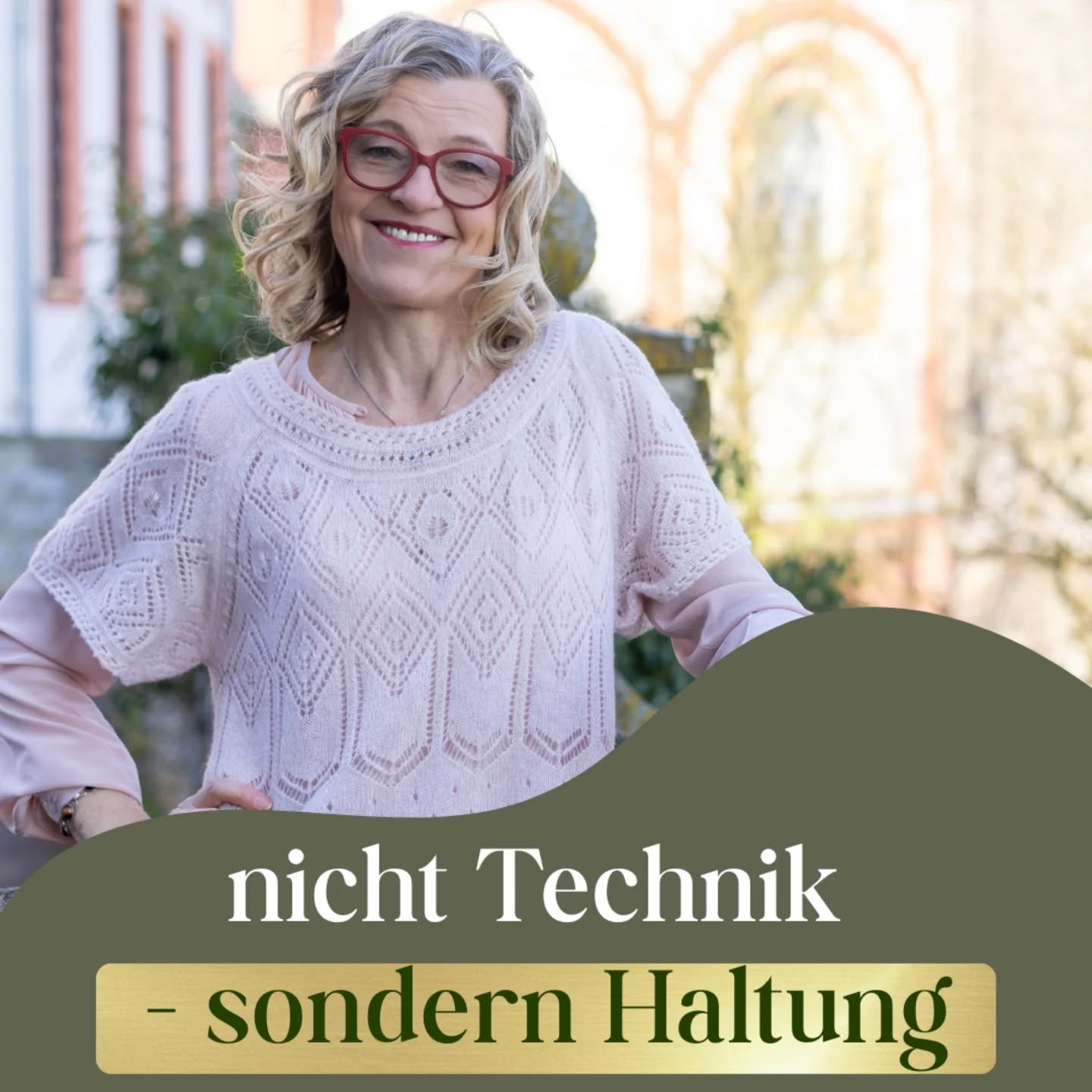 🌱 Veränderung beginnt nicht mit großen Konzepten – sondern mit kleinen Momenten im Alltag.
In meinen Kursen erlebe ich oft, dass Teilnehmende überrascht sind, wie viel sich verändert, wenn sie nur eine Bewegung bewusster ausführen.
✨ Ein anderer Griff.
✨ Ein Atemzug mehr Zeit.
✨ Ein kurzer Moment des Spürens.
Das ist der Kern von Kinaesthetics:
Nicht mehr Kraft, sondern mehr Bewusstsein.
Nicht schneller, sondern stimmiger.
💡 Wer kleine Schritte zulässt, schafft nachhaltige Veränderung – für sich selbst, für Kolleg:innen und für die Menschen, die er begleitet.
👉 Welche kleine Veränderung hat bei dir schon eine große Wirkung entfaltet?
#Kinaesthetics #Pflegealltag #TherapieAlltag #Selbstwirksamkeit #GesundePflege #Achtsamkeit #Gesundarbeiten #PflegendeAngehörige #Physiotherapie #Ergotherapie #Selbstfürsorge #RessourcenStärken