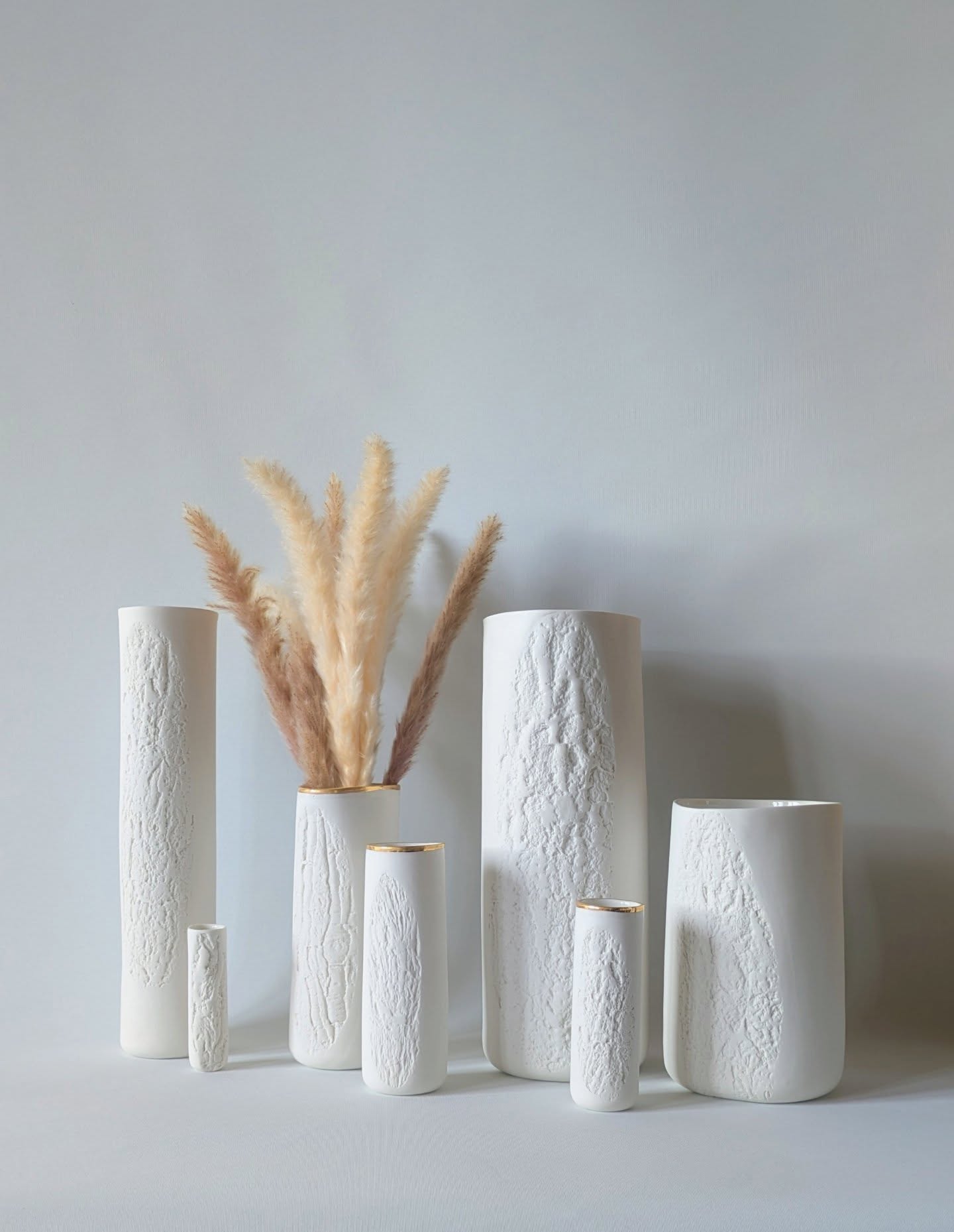 SALON DES ARTS & DU FEU
Retrouvez-moi dans 10 jours à Martres Tolosane (31) pour le @salondesartsetdufeu un joyau d'artisanat d'art.
L'occasion de découvrir un nouveau format de vase, le large.
Ainsi qu'une très belle sélection de suspension en porcelaine !
Hâte de vous voir.
De retrouver l'Occitanie, la famille et les amies 🤍
#vaseunique #vaseporcelaine #decorationinterieur #pieceunique #artisanatdart #deco #homedeco #porcelainesensible #empreinte #céramiquevégétale