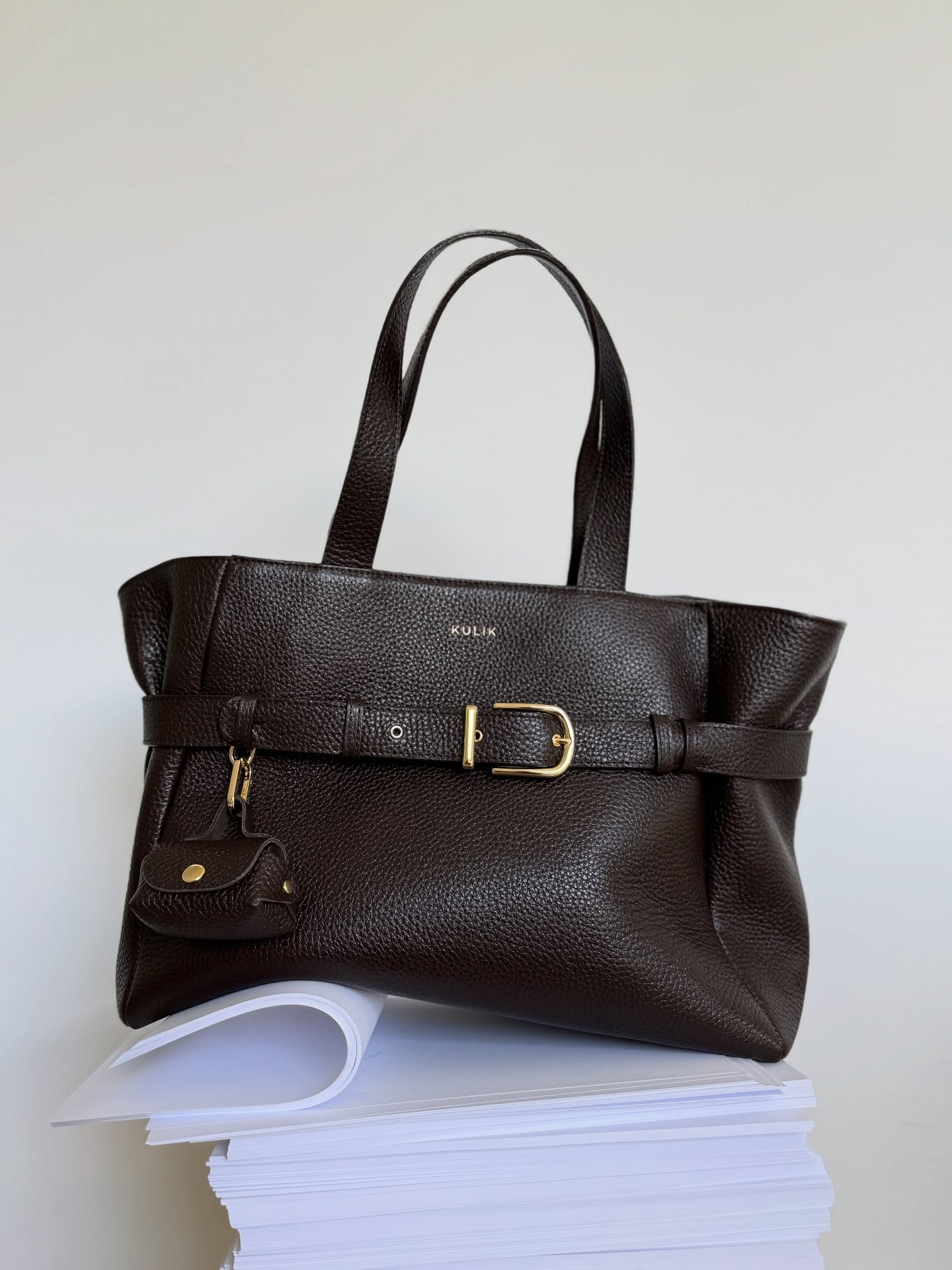 Nowy shopper KULIK już robi zamieszanie 🖤
Miękka, szlachetna skóra, złote detale, ponadczasowa forma – wszystko, co kochacie w jednej torbie.
Pojemny, elegancki, codzienny i wyjątkowy.
Kto już dodał go do swojej wishlisty?