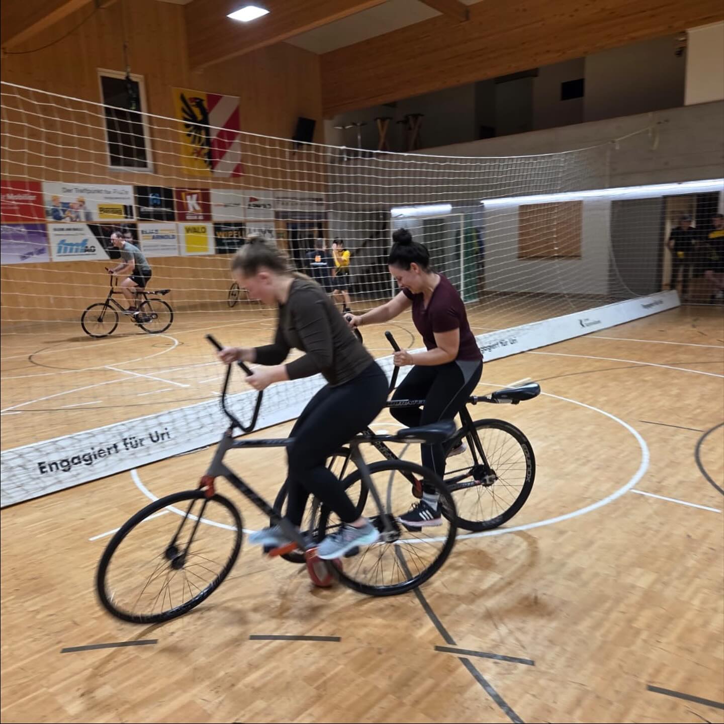 Gestern Abend durften wir beim @radsportaltdorf ein Training absolvieren. Es war uns eine grosse Freude, diese Sportart näher kennenzulernen - vielen Dank für die fachkundige Unterstützung. Der gemeinsame Ausklang in der hauseigenen Festwirtschaft kam ebenfalls nicht zu kurz. Wer weiss, vielleicht bis bald an eurem legendären Radball Grümpi.
.
.
.
#tvschattdorf #radsportaltdorf