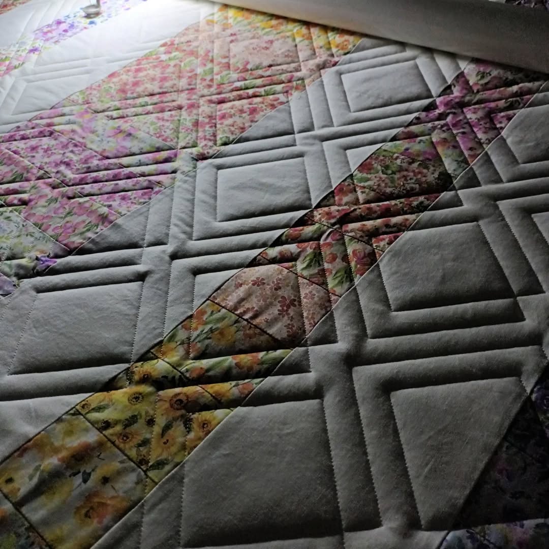 Sometimes the simplest pattern is the most effective way to enhance a quilt. I absolutely love how Bonnie's quilt has turned out ❤️ The pantograph I used is called diagonal plaid.
.
.
.
#longarmquilter #longarmquiltingservices #quilterforlife #quiltingismytherapy #quiltingismypassion #quilterinvictoriabc