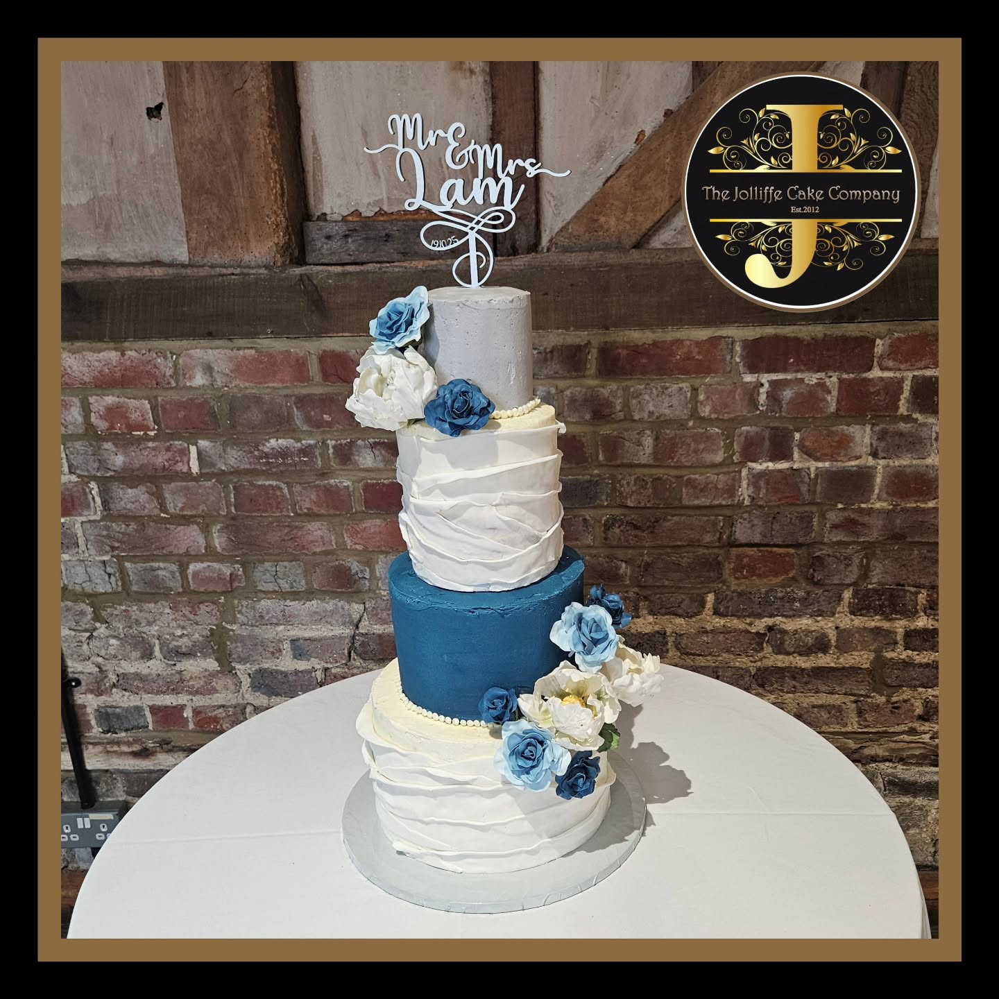 I was asked to make this Wedding Cake for a gorgeous couple! I've known the Bride since she was about 3 years old.
4 tiers of Vanilla Cake filled with Organic Raspberry and Organic Strawberry preserve and buttercream. Iced with buttercream and sugarpaste wraps. Also making all the sugar flowers by hand. The board was covered with a reflective vinyl, so in certain lights it glows at the base of the cake.
A beautiful venue at Lillibrooke Manor Weddings and Corporate Events in Cox Green. Such lovely staff aswell. This cake was stacked, flowers added and finished at the venue.
Please visit our website if you wanted to discuss your future plans #wedding #weddingcake #love #sugarflowers #4teiredweddingcake #thejolliffecakecompany #lillibrookemanorwedding #cakebusiness #awardwinning #cakecompany #uk #woodley #berkshire #wokingham #rdguk #coxgreen