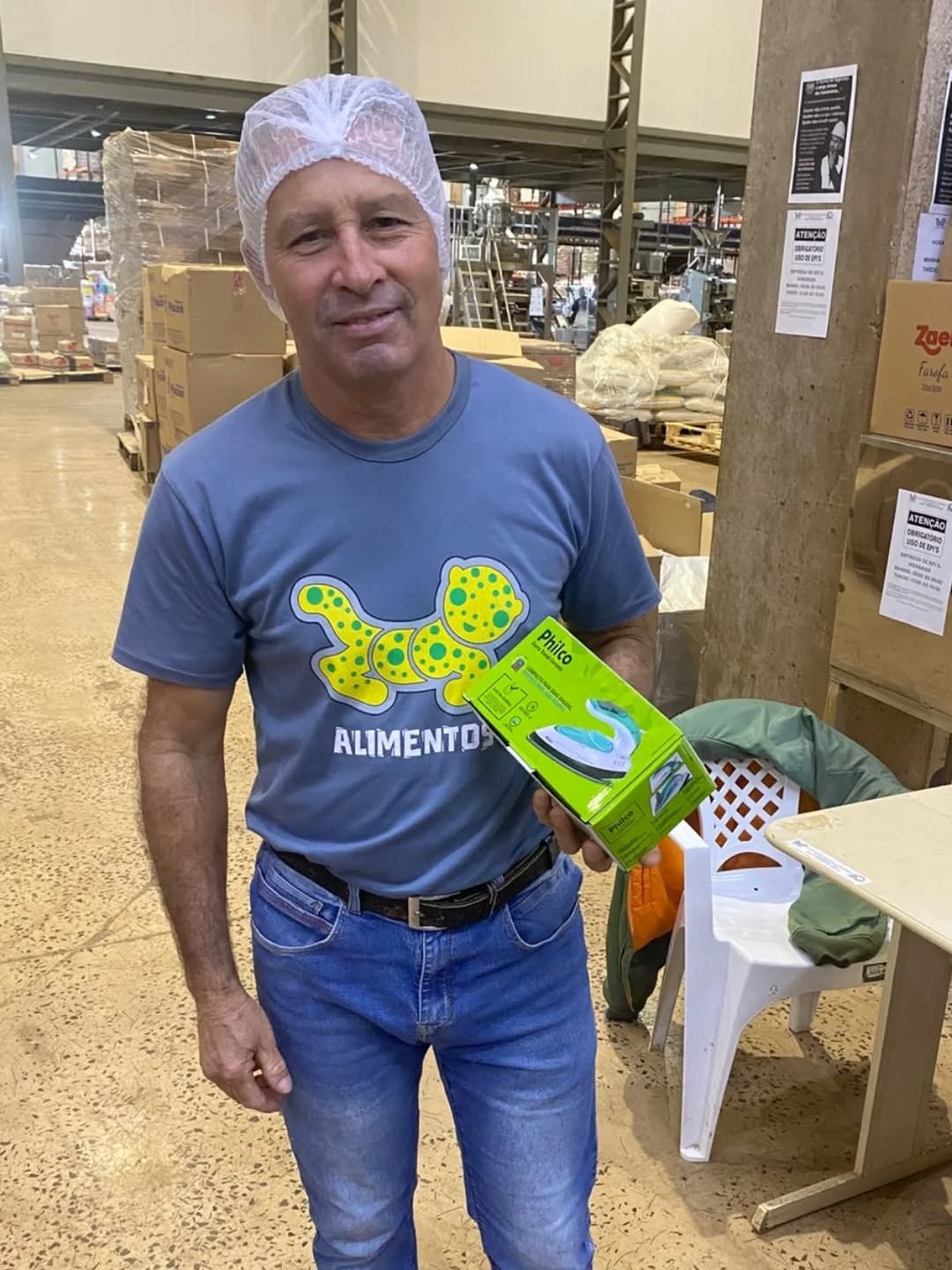 🎉 Dia de sorteio e união na Zaeli em Mundo Novo! 🎁
Um dia especial para os companheiros e companheiras da Empresa Zaeli! 
Realizamos o primeiro sorteio trimestral de brindes, um benefício conquistado para valorizar ainda mais nossos trabalhadores.
Tivemos a honra de contar com a presença do nosso Diretor da Subsede local, Sr. Wilson Barros, que fez questão de participar desse momento.
Mais do que entregar os prêmios, o Diretor Barros almoçou junto com a turma no refeitório da empresa, ouvindo a categoria, conversando e fortalecendo os laços entre o sindicato e o trabalhador. 🍽️🤝
Parabéns a todos os ganhadores de hoje! 🥳
Essa é a nossa missão: estar presente, dialogar e lutar constantemente por mais direitos e bem-estar para toda a categoria.
SINDMASSA MS: Presente na luta, junto com o trabalhador!
#SINDMASSAMS #Zaeli #ZaeliAlimentos #MundoNovoMS #Sorteio #Brindes #Trabalhadores #IndústriaDaAlimentação #SindicatoForte #SindicatoPresente #Benefícios #União #WilsonBarros