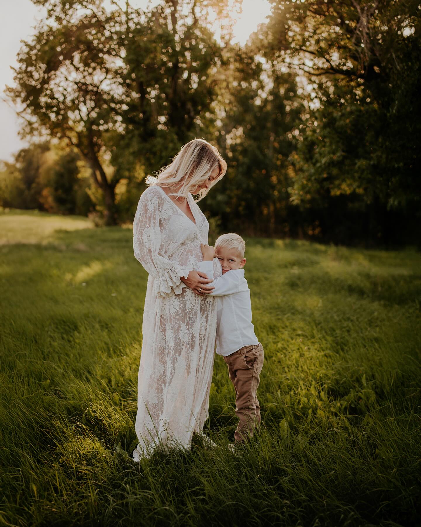 Babybauchshooting mit zwei Kindern? Geht das überhaupt?!
Die Antwort ist ein eindeutiges Ja, und zwar sogar ja, bitte! Lasst euch nicht davon abhalten diese einzigartige und besondere Zeit festzuhalten. Sicher kann es mit euren Kindern auch ab und etwas wuseliger zugehen, aber auch für sie ist es eine besondere Zeit und ihr solltet sie unbedingt mit zu eurem Babybauchshooting bringen! Euren Partner natürlich auch 😉
Wie gefallen euch diese kuschligen Momente im Abendlicht, wist euer Lieblingsbild?☺️☀️
#babybauchfotos #babybauchshooting #babybauchfotografie #schwangerschaftsfotos #outdoorbabybauchshooting #fotografinthüringen #babybauchthüringen #fotografinschleiz #fotografinherrmsdorf #fotografinjena #fotografingera #schwangerschaftsfotografin #mommytobe #kugelzeit #erinnerungenfürsleben