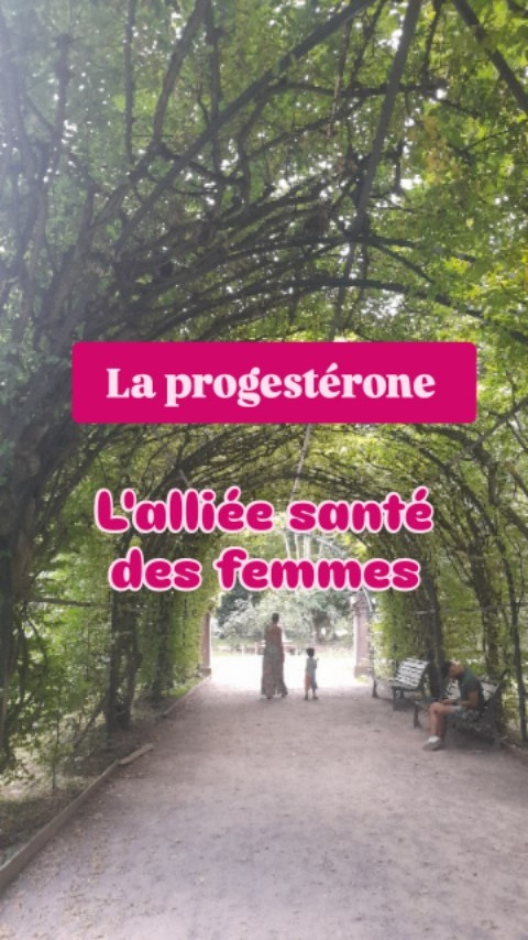 La progestérone est l'une des hormones les plus protectrices sur terre (pourtant encore si peu connue et prescrite en France).
Attention, je parle ici de la progestérone naturelle ou bio-identique, et non des progestatifs de synthèse (pilule, stérilet, implant, traitement hormonal substitutif non bio-identique etc), dont la configuration moléculaire se rapproche bien plus de la testostérone que de la progestérone naturelle (d'où les effets secondaires de d'humeur dépressive, prise de poids, libido en berne etc), et qui eux sont liés à une augmentation des risques cardio-vasculaires, de thrombose, et de cancers.
Au contraire, la progestérone naturelle ou bio-identique diminue directement les effets néfastes de l'excès d'oestrogènes, un des facteur de risques les plus documentés de cancers et de maladies. Le progestérone protège le cerveau, la santé métabolique et cognitive, stabilise l'humeur. Elle rend les cellules plus résilientes au stress, et à montré une réduction de la croissance des cellules cancéreuses dans plusieurs types de cancers.
La progestérone est un des outils les plus importants et les moins coûteux qu'on ait aujourd'hui pour améliorer la santé des femmes
#hormonehealth #hormones #naturopathie #micronutrition #santefeminine #santenaturelle #progesterone #depression #anxiété #spm #metabolism