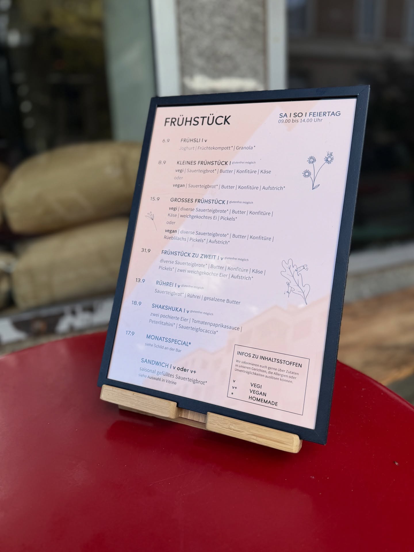 A little update!
Das Wochenendmenü hat sich geändert.
Ab sofort kann jedes Wochenende wieder Shakshuka bestellt werden 🥰.
Ausserdem gibt es jeden Monat ein anderes Special 🌷.
#wochenende #weekend #brunch #brunchbasel