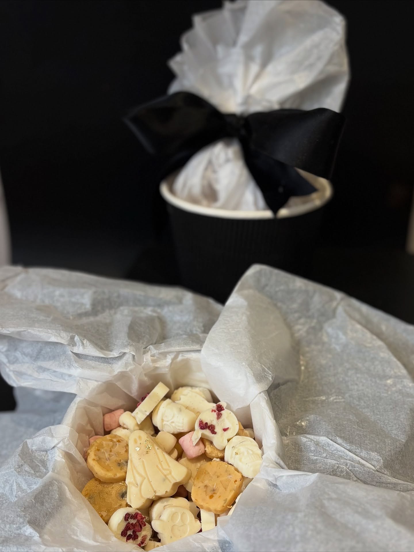 A little box of spooky sweetness 🎃🖤
Inside you’ll find hand-wrapped ghosts, pumpkins, skulls & fluffy marshmallows — a Halloween treat made to delight (and maybe haunt your sweet tooth 👻).
Wrapped in white, tied with black satin, and finished with love. ✨
Because spooky can be sweet too. 🍫
⸻
Hashtags:
#HalloweenGifts #SpookySweets #BooBox #HandcraftedChocolate #HalloweenTreats #ArtisanChocolate #SweetSurprise #TrickOrTreat #SmallBatchChocolate #GourmetChocolate #SpookySeason #ChocolateLover #HalloweenVibes #HauntedDelights #GiftBoxIdeas