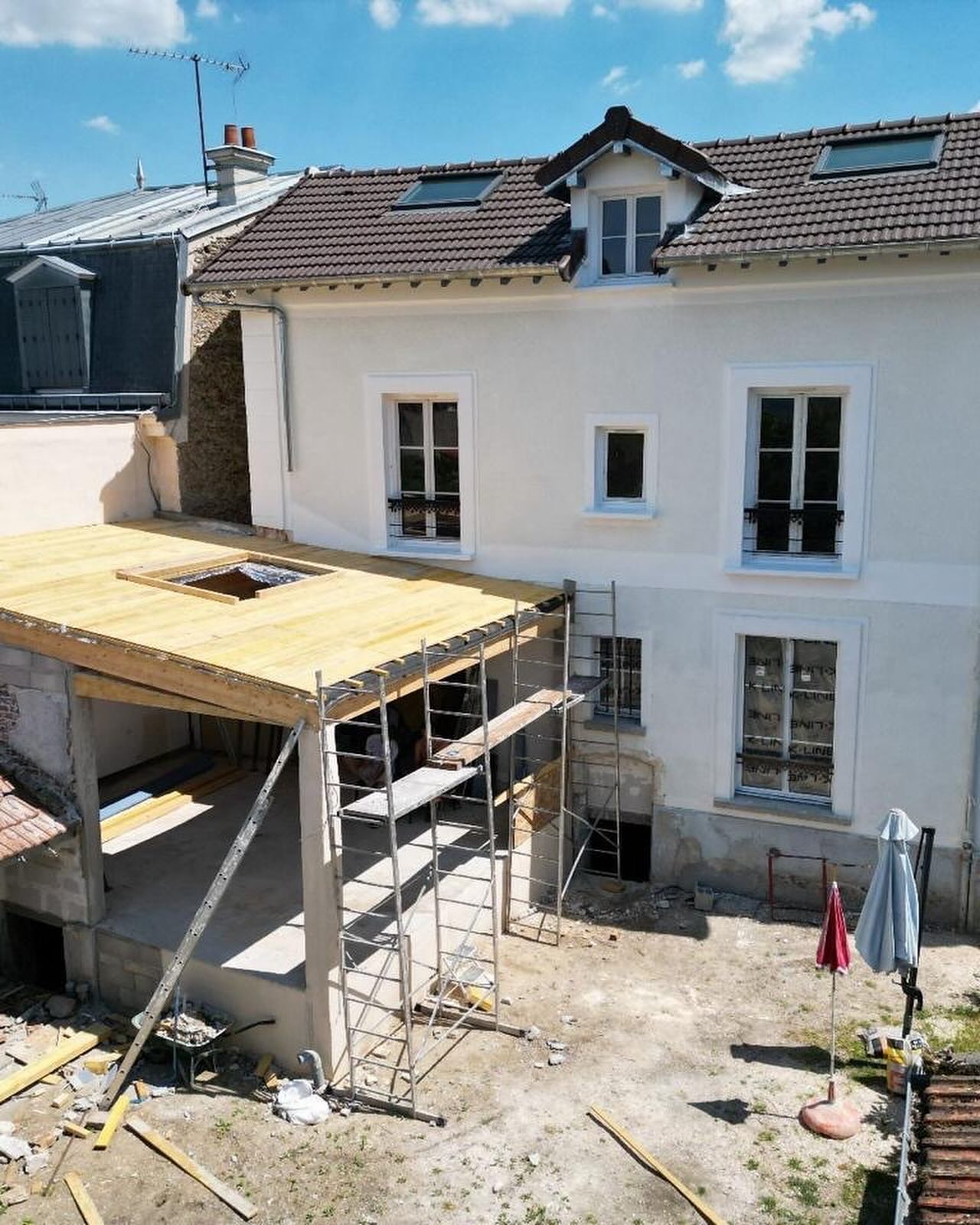 🏡 L’alliance parfaite du moderne et de l’ancien !
On adore ce projet ! 💡 L’objectif était d’agrandir cette maison de caractère tout en respectant son charme, et en y ajoutant une touche de modernité.
Mission accomplie avec la vente et la pose de ces deux grands ensembles vitrés qui créent une nouvelle pièce lumineuse design et épurée. Le contraste entre la pierre/l’ancien et la finesse de l’aluminium blanc fonctionne à merveille, non ?
C’est tout le savoir-faire de M2L LES FENÊTRES DU BASSIN : vous proposer des solutions sur-mesure qui valorisent votre patrimoine.
Vous aimez le résultat ?
#M2LLesFenêtresDuBassin #Design #Architecture #Contraste #ModerneAncien #MenuiserieSurMesure #Aluminium #ExtensionDesign #Renovation #MaisonDeCharme #BassinArcachon #SavoirFaireLocal @kline_france