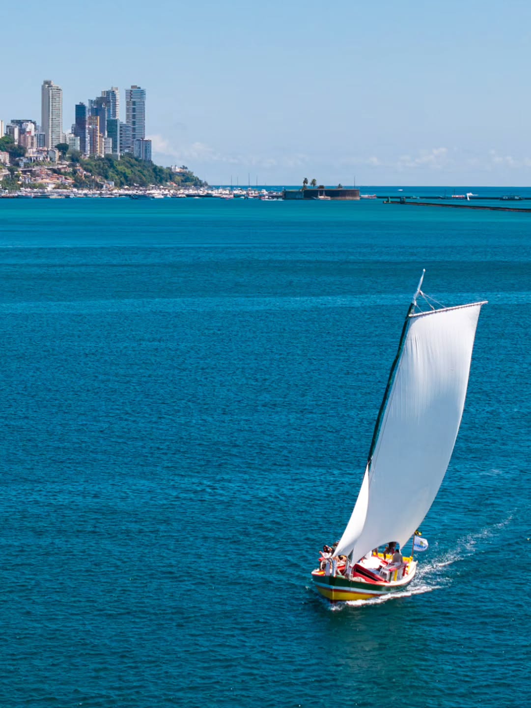 Melhor foto,
que fiz recentemente.
Um saveiro, com o Forte de São Marcelo e a cidade ao fundo.
Dia especial.
Fato curioso: estava fotografando de dentro do saveiro, com o punho direito lesionado, com edema e bastante dor.
Mas a força de vontade prevaleceu, e, mesmo com dor, fiz boas fotos, mas essa se destacou.
Agradeço a @tarcisotsa por proporcionar esse passeio, a @fernandoantoniofotos , @vitorandrade2003 , @anak_photos e @suy.andrade.fotografia pela companhia e apoio.
Valeu @saveiro.sombra.da.lua pelo passeio.