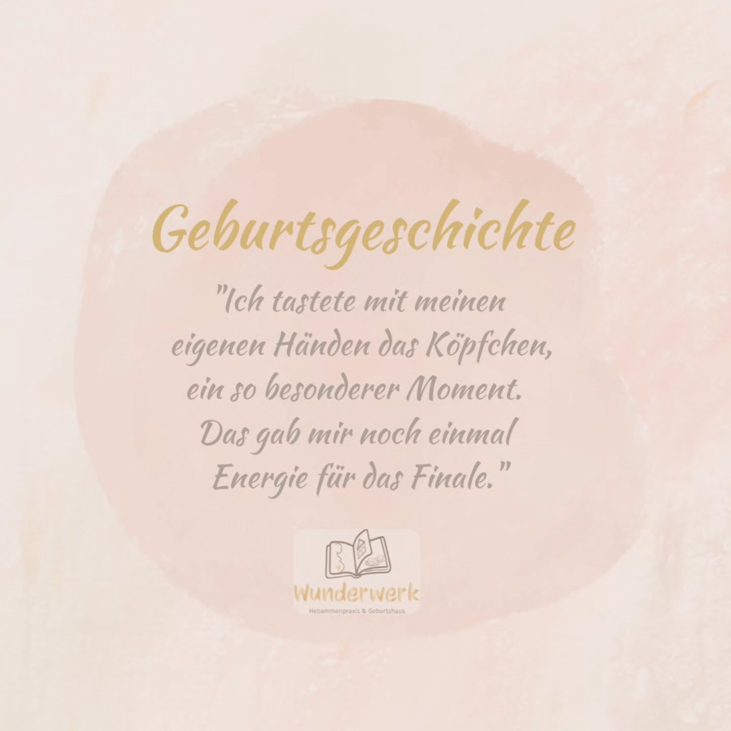 Eine weitere, besondere Geburtsgeschichte für euch! ✨️
Ab jetzt möchten wir euch regelmäßig einen realistischen Einblick in die außerklinische Geburtshilfe geben.
Wenn dich solche Berichte aufgrund eigener Erfahrungen triggern könnten, achte gut auf dich - scroll in dem Fall lieber weiter.
✨️ -dieses Mal erfahrt ihr sogar von wem sie ist. Unserer lieben Larissa.
Larissa ist Kooperationspartnerin unseres Geburtshauses und von Anfang an dabei. Sie motiviert jeden Tag aufs neue die Mamas in ihren Kursen und ist selbst Mutter von zwei Kindern. Wie die geboren sind, erzählt sie euch im Podcast. Hört unbedingt rein!
Sie hatte bei ihrer ersten Tochter eine Geburt in der Klinik und ihren Sohn durfte sie bei uns empfangen.
Hier kommt also der Link zum Podcast:
https://spotify.link/ZulCFUIsHXb
Sie hat sich für unser Format aber zusätzlich auch noch die Mühe gemacht und etwas über ihre Geburt bei uns aufgeschrieben.
Los geht's ✨️
-
Am 2. April 2024 durften wir die wunderschöne Geburt unseres zweiten Kindes im Wunderwerk
erleben. Nach der (auch sehr schönen) Geburt unserer Tochter, die ca. 2,5 Jahre zuvor im
Krankenhaus geboren wurde, stand für uns fest: ein weiteres Kind wird im Wunderwerk geboren.
Zu unserem großen Glück stand dem nichts im Weg und so konnten wir voller Vorfreude durch
die Schwangerschaft gehen.
Ich genoss besonders, dass die Vorsorgen ausschließlich bei den Wunderwerk-Hebammen und
meist auch bei uns zuhause stattfinden konnten. Lediglich die drei Ultraschall-Termine machte
ich bei der Gynäkologin.
In der Nacht vom 1. auf den 2. April war es dann soweit. Nach dem Abgang des Schleimpfropfes
am Abend und einer nochmal entspannten Nacht, starteten um ca. 4 Uhr morgens die Wehen.
Am Morgen um 6 Uhr schrieb ich Kira, die mich direkt anrief. Ihr Angebot, zu uns zu kommen,
schlug ich aus, denn ich wollte gern direkt ins Wunderwerk fahren. Kira versprach, alles
vorzubereiten und uns dort zu treffen. Mit meinem Geburts-TENS, Kopfhörern, auf denen die
Geburts-Playlist lief, Sonnenbrille und Kapuze über dem Kopf machten wir uns auf die ca. 35
Minütige Autofahrt.
-- Weiter geht es in den Kommentaren --