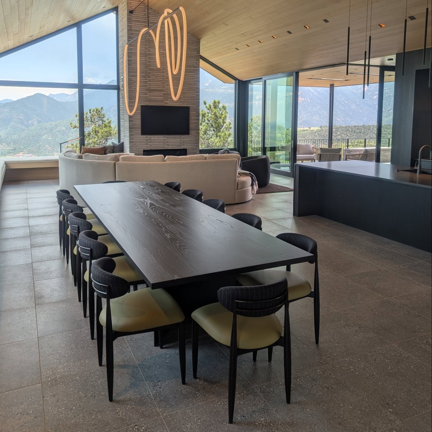 Solid ash dining table with steel plate legs recently delivered to this stunner of a home by @lostcreekco with the most amazing views.
.
.
There is still time (barely) to sneak in a custom table before the end-of-year holidays. Let us know what you're looking for.
.
.
#interiordesign #customfurniture #customdesign #luxuryhomes #luxeinteriors @rinoartdistrict #woodworking #diningtables