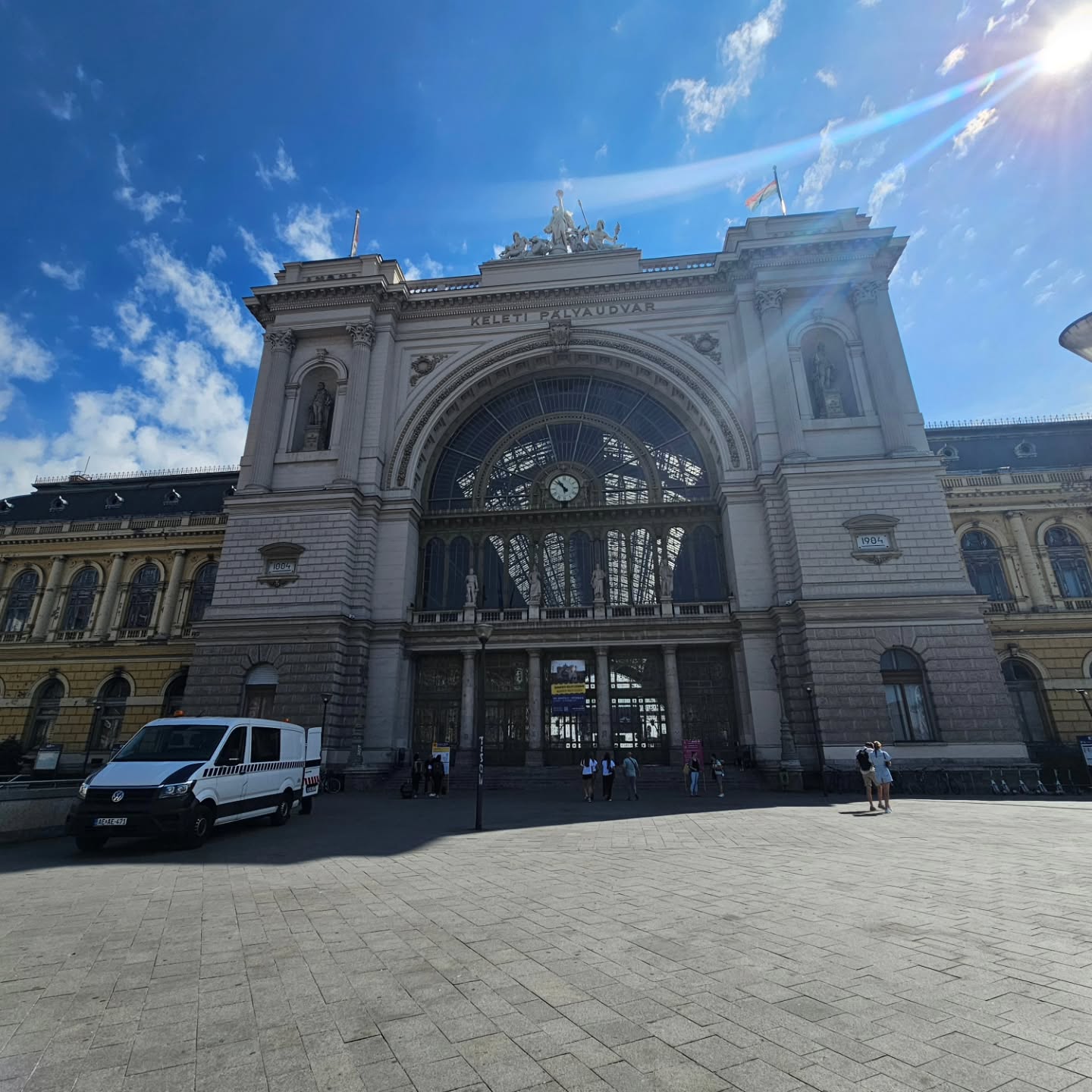 So, a few weeks back, I took my first overseas solo trip. After needing a break from work, I booked a last-minute trip to Budapest for a day days. Here are a few pics from the 1st day where I walked over 20 miles and saw a lot of the sights. After getting back from this trip , I realised I need to do more trips like this and not wait around.
#solotravel #budapeşte #hungry #travel