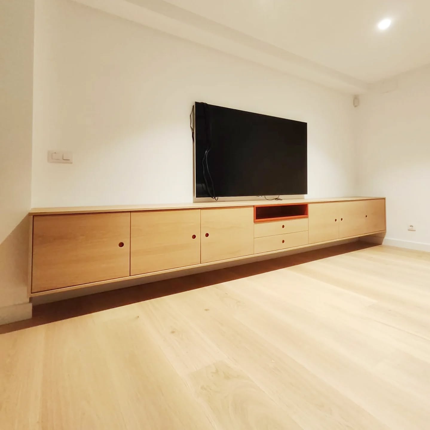 🎙️ Muebles de TV🎙️
🫸🏻 Prolongados
🫴🏻 Suspendidos (o con base).
👉🏻 Con encanto 😉
👐🏻 Materiales y diseño a elegir.
#aquihueleamadera
#almadeblues
#decoración
#decoracioncreativa
#decoracionsostenible
#furniture
#muebles
#madera
#sostenible
#deco
#artesanal
#wood
#woodwork
#woodworking
#homemade
#home
#stylish
#design
#home
#homesweethome
#homedecor
#color
#mueblesamedida
#colorful
#interiordesign
#logroño