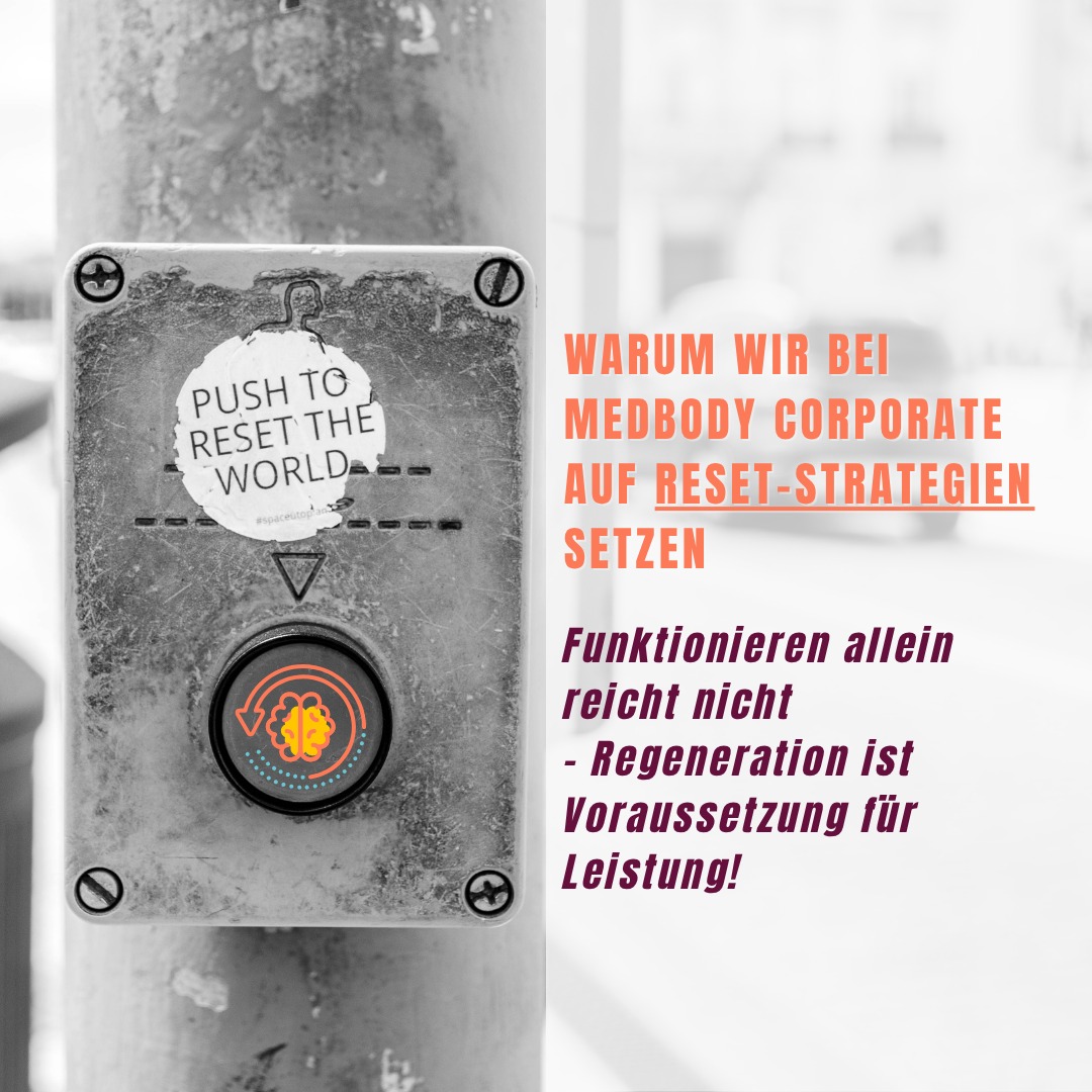 Warum wir bei MEDBODY Corporate auf RESET-Strategien setzen ⚙️
Viele Menschen funktionieren – aber sie regenerieren nicht mehr richtig.
Das Nervensystem ist dauerhaft im „ON-Modus“, der Körper im Alarmzustand.
Genau hier setzen unsere RESET-Strategien an:
Sie unterbrechen bewusst die Dauerbelastung, um Körper und Geist wieder in Balance zu bringen.
Ziel: Regeneration, Regulation und Reorganisation des gesamten Systems.
🌿 1️⃣ Nervensystem regulieren
RESET-Strategien wie bewusste Atmung, Achtsamkeit, Naturerlebnisse oder Mikropausen aktivieren den Parasympathikus – unser „Erholungsnerv“.
➡️ Stresshormone sinken, Herzfrequenzvariabilität steigt – der Körper kann sich wirklich erholen.
🔋 2️⃣ Energiehaushalt balancieren
Ein RESET wirkt wie ein Energie-Neustart auf Zellebene.
Erholungsphasen, Schlaf, Bewegung und Ernährung fördern die metabolische Flexibilität.
➡️ Ergebnis: stabile Energie, weniger Erschöpfung, höhere Belastbarkeit.
🧠 3️⃣ Gehirnleistung & Fokus stärken
Durch Entlastung können sich neuronale Netzwerke neu verknüpfen.
Ein RESET steigert Kreativität, mentale Klarheit und Problemlösungskompetenz – entscheidende Ressourcen im modernen Arbeitsalltag.
💪 4️⃣ Immunsystem & Hormonhaushalt stabilisieren
Chronischer Stress schwächt Abwehrkräfte und stört hormonelle Balance.
RESET bringt das System zurück in die Homöostase.
➡️ Weniger Entzündungen, stabilere Stimmung, bessere Regeneration.
🌱 5️⃣ Selbstwahrnehmung & Resilienz stärken
Ein RESET schafft Raum, um sich selbst wieder zu spüren.
Das stärkt Achtsamkeit, Selbstregulation und innere Widerstandskraft.
💡 Unser Fazit bei MEDBODY Corporate:
RESET-Strategien sind keine Wellnessmomente –
sie sind Werkzeuge zur Selbstregulation und Grundlage nachhaltiger Leistungsfähigkeit.
✨ Sie bringen das Nervensystem aus dem „Dauer-ON-Modus“
zurück in Balance, Energie und Gesundheit.
#BGM #CorporateHealth #Resilienz #Stressmanagement #Recovery #LeadershipHealth #Performance #MentalHealth #MEDBODYCorporate #RESET #GesundheitImUnternehmen
