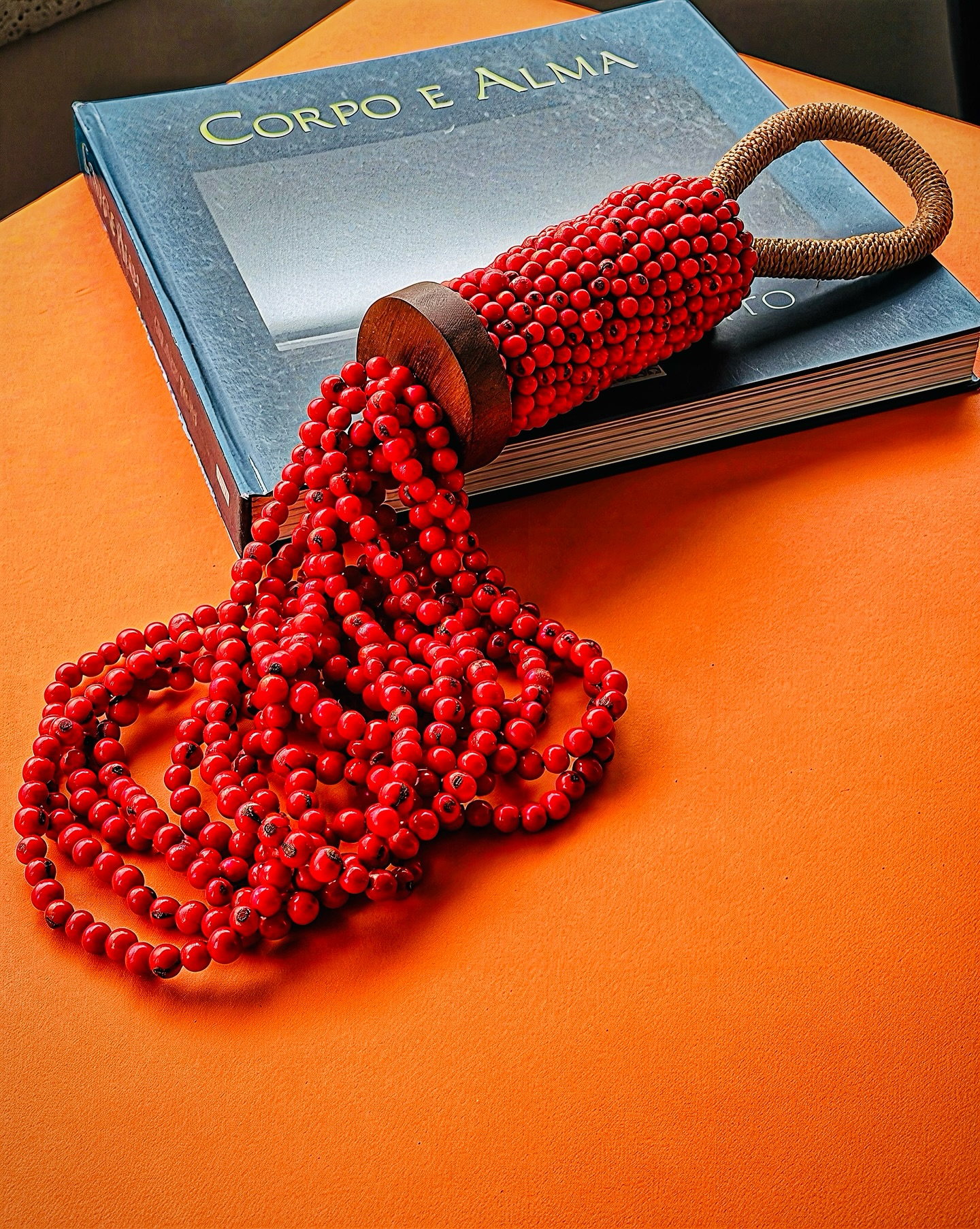 Traga a beleza da natureza e a arte amazonense para sua decoração.
Colar de mesa em açaí tingido de vermelho, peça em madeira maracatiaia e alça em fibra do tucum.
Para adquirir essa peça, entre na nossa loja virtual e aproveite o FRETE GRÁTIS para compra de quaisquer produtos pronta entrega.
#luxosustentavel
#decoracaodeinteriores
#arquiteturadeinteriores