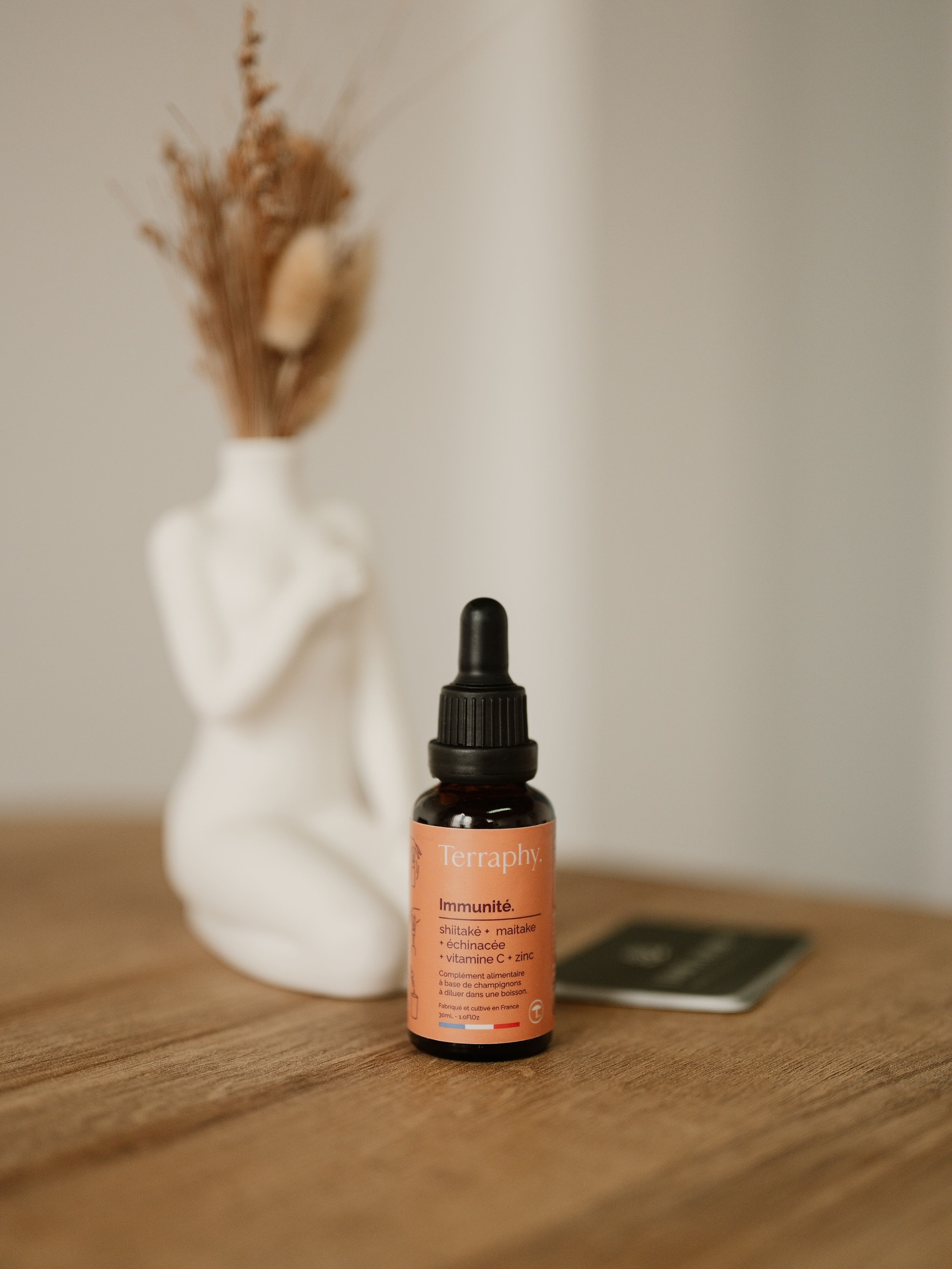 J’ai choisi de proposer au cabinet la gamme @terraphy.bio 🍄🟫 : des cures liquides à base de champignons fonctionnels français, de plantes adaptogènes et de vitamines.
Ces champignons sont aujourd’hui largement étudiés pour leur efficacité et leur capacité à rééquilibrer le corps en profondeur.
🤓 Concentration : Lion’s Mane + Bacopa + Vitamines B6 & B9
💤 Sommeil : Reishi + Passiflore + L-Tryptophane
😫 Stress : Reishi + Shiitaké + Ashwagandha + Magnésium bisglycinate
💪 Immunité : Shiitaké + Maitaké + Vitamine C + Zinc
🌸 Ménopause : Reishi + Pleurote + Actée à grappes + Zinc + Vitamine B6
Des formules simples et uniques pour accompagner le corps avec respect et intelligence. Leur format liquide les rend particulièrement assimilables.
Chaque flacon est une synergie pensée pour votre bien-être, à boire ou à déposer sous la langue.
Disponibles au cabinet, avec un tarif préférentiel pour les clients que j’accompagne 🌞✨
_____
#terraphy #naturopathie #mycothérapie #champignonsadaptogènes #santénaturelle #bienetremartinique #phytothérapie #naturopathemartinique #soinholistique