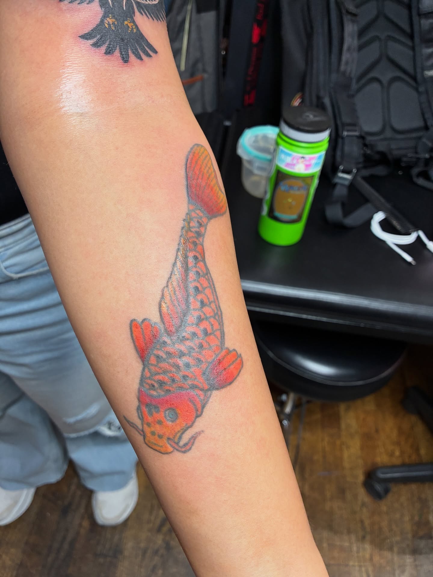 I got to see some of my healed flash designs. Always a gift when someone comes back to me. We added this bird 🦅 to the upper bicep, other two got a couple touch ups, otherwise 6 months old!
Love you lots @beingalionesss
Made with love @tattootattooseattle
#repeat #koi #mapleleaf #bird #tattoo #birdtattoo #seattle #pioneersquare