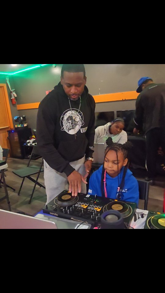 Lets see if our teen dj @1djunstoppable was able to follow the instructions of @djonpoint by incorporating the baby scratch into his mixing skills.......
Stay tuned to the progress of our group of #DJ students. Be sure to follow our page @nettworkinc for upcoming events, performances, and community projects tthat we bring the djs out to. 🎧🎶📢🎛