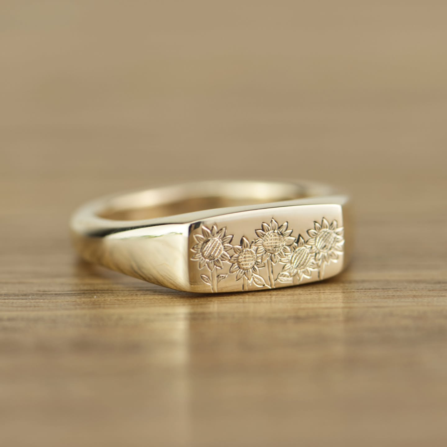 Did you know sunflowers bring more than just joy and loyalty? In Japan they are also a powerful symbol of resilience and renewal. 🌻
Something we all need to remember in uncertain times.
Did you know Christmas is only 9 weeks away!!🎅🎄
Customs are closing soon so get in touch to get your new heirloom started today or head to alexandragasparinijewellery.com to learn more.
#alexandragasparinijewellery #giftsforher
#signetring #sydneyjeweller #sydneyengraver
#engravedjewelry #engravedrings #sunflowerring #pinkdiamond #pinkdiamondring