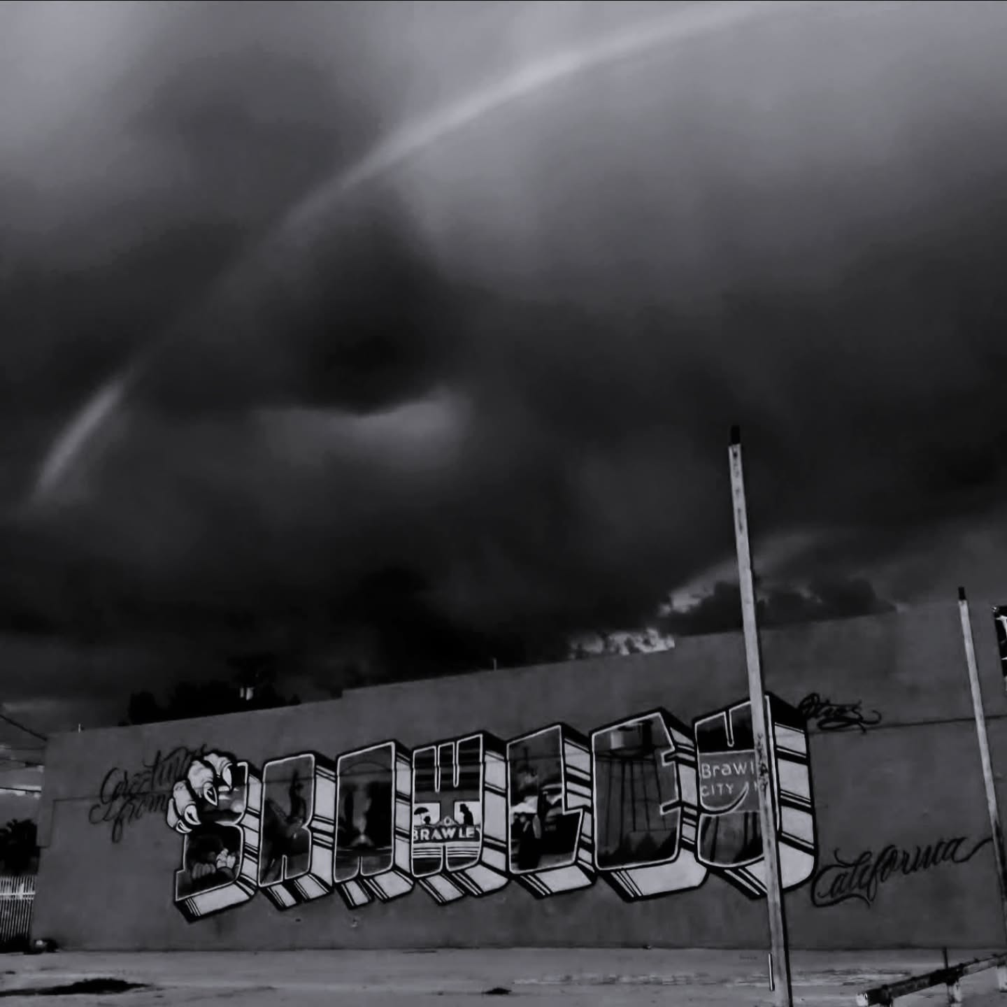 Dark and menacing skies interrupted by a dazzling rainbow!
.
.
Keep yo chin up, y'all! ✊🏽
.
.
✨ Greetings from Brawley! ✨
.
.
📷 Original photo by Joana Figueroa.